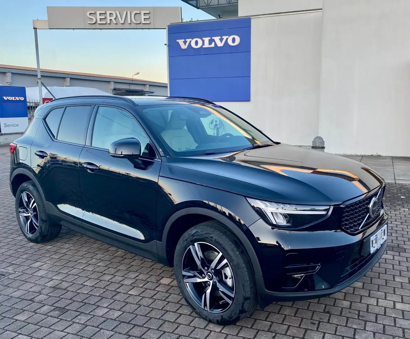 Volvo XC40 B3 automatico Plus Dark Schwarz - 1