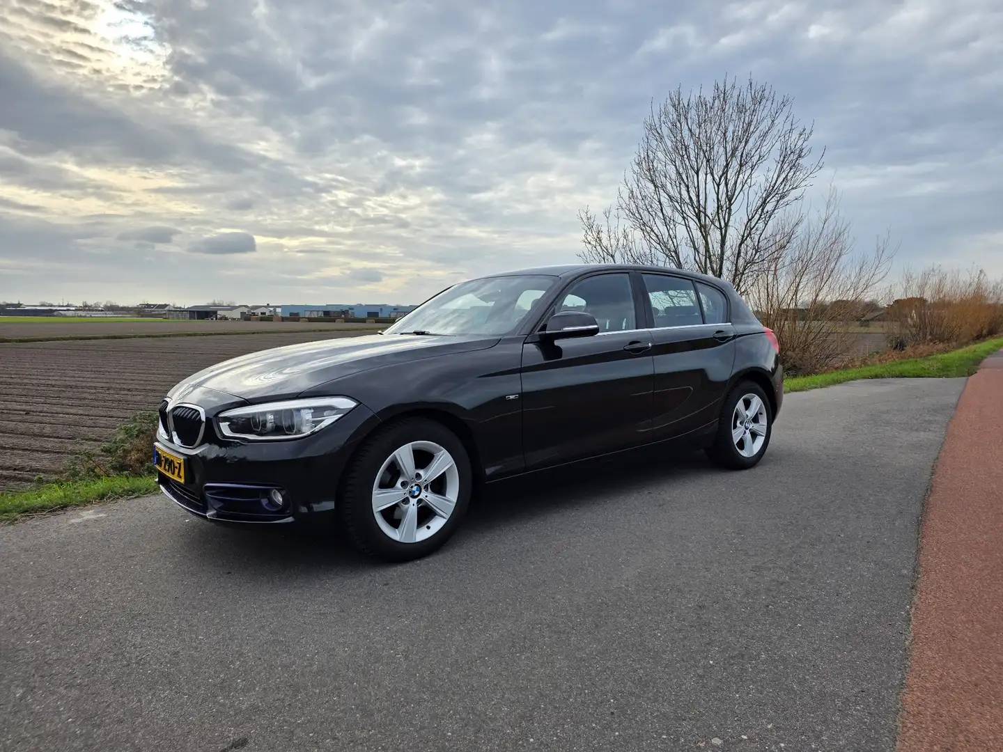 BMW 118 118i Sport, trekhaak, navigatie, allseasons Zwart - 1