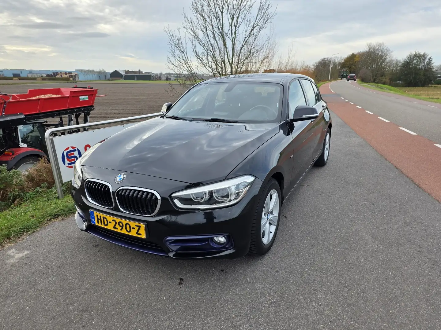 BMW 118 118i Sport, trekhaak, navigatie, allseasons Zwart - 2