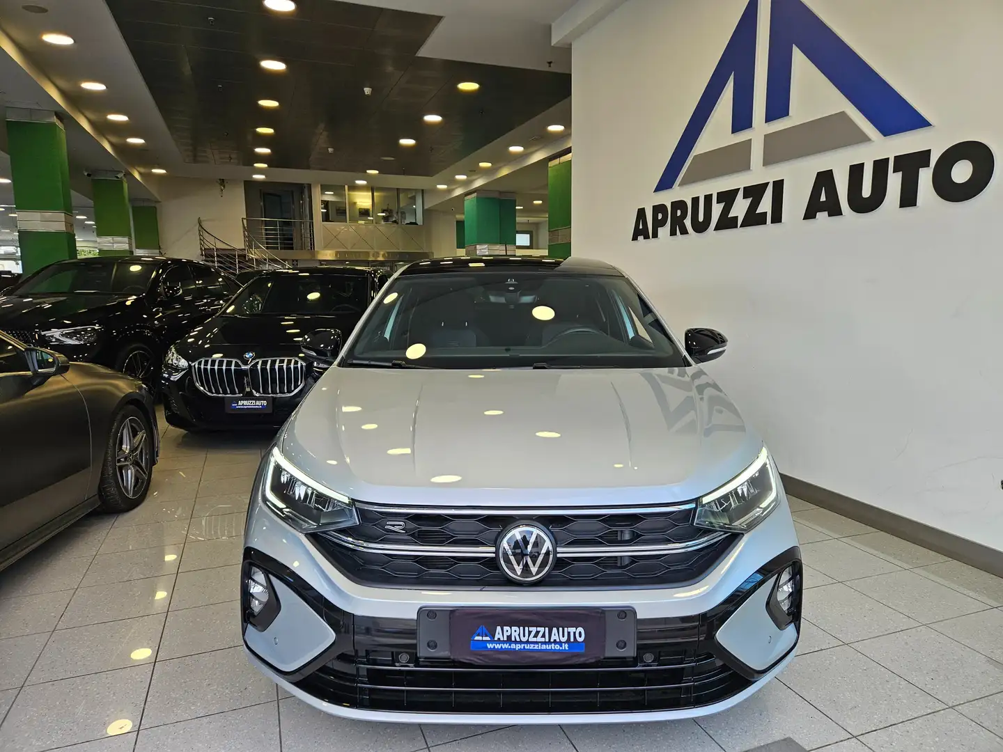 Volkswagen Taigo 1.0 tsi R-Line 110cv dsg TETTO SENSORI Argento - 2