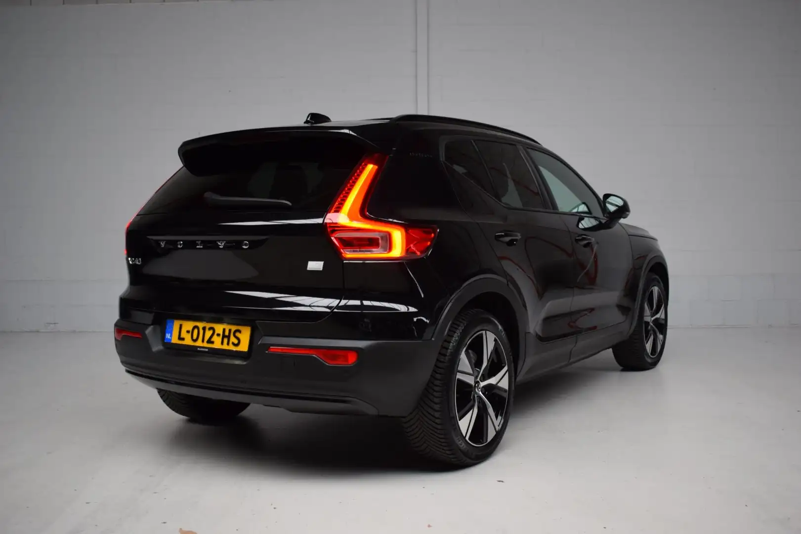 Volvo XC40 Recharge P8 AWD R-Design ORG.NED / PANORAMADAK / H Zwart - 2