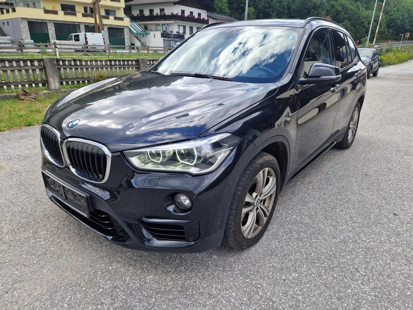 BMW X1 xDrive 18 d Sport Line Schwarz - 1