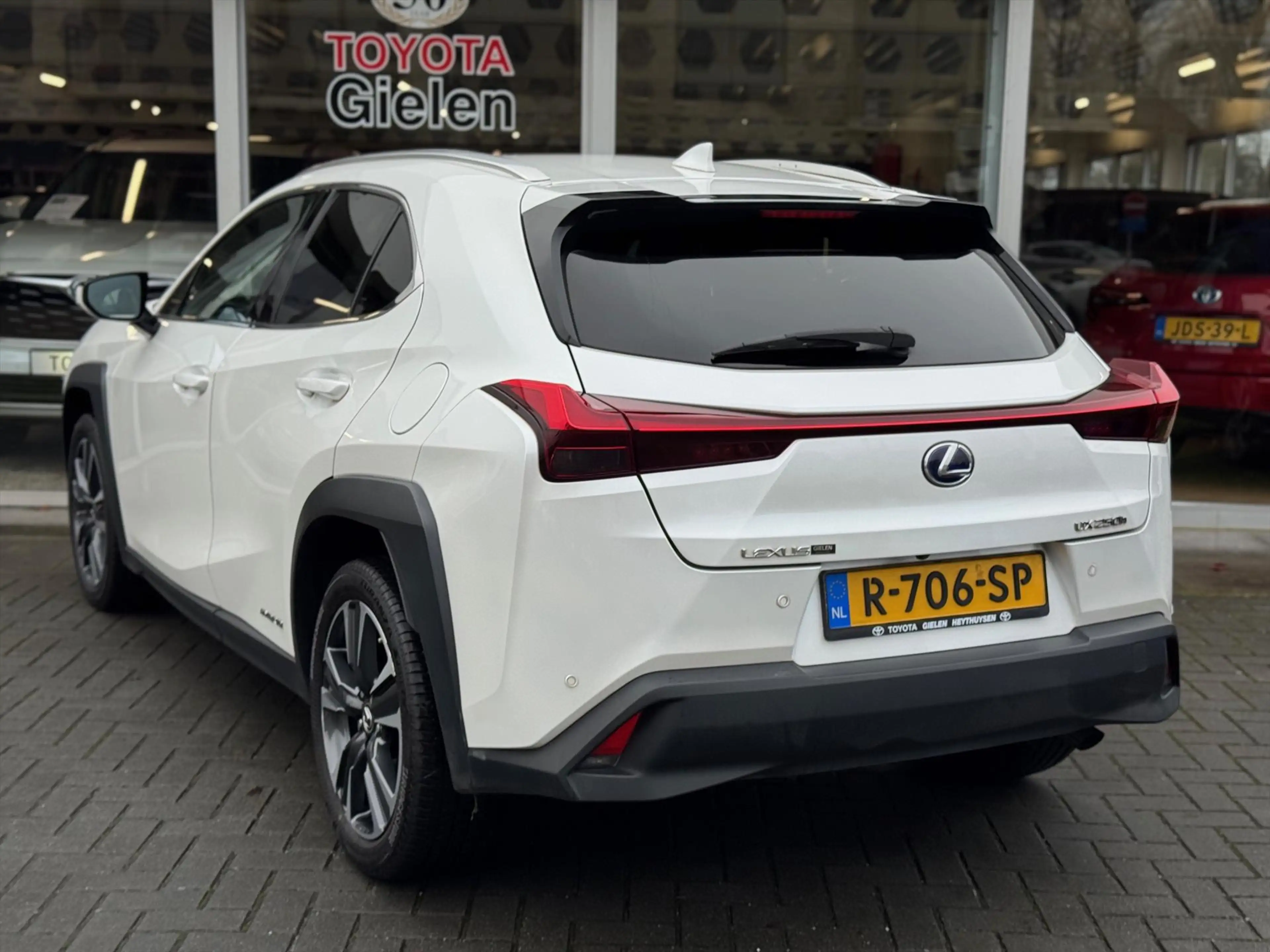Lexus UX 250h Preference Line | 18 inch, Stoel + Stuurverwarming — photo 8