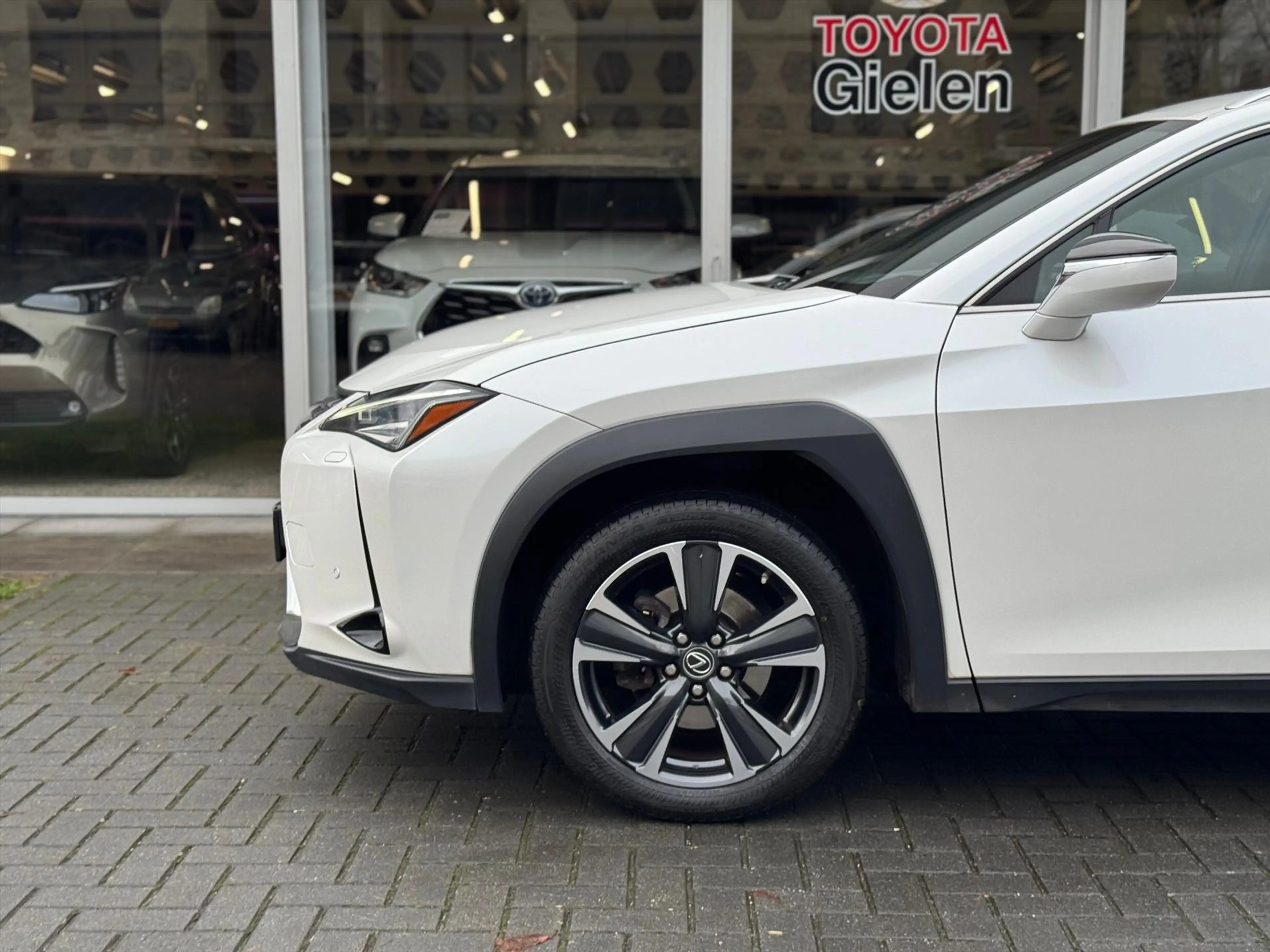 Lexus UX 250h Preference Line | 18 inch, Stoel + Stuurverwarming — photo 9