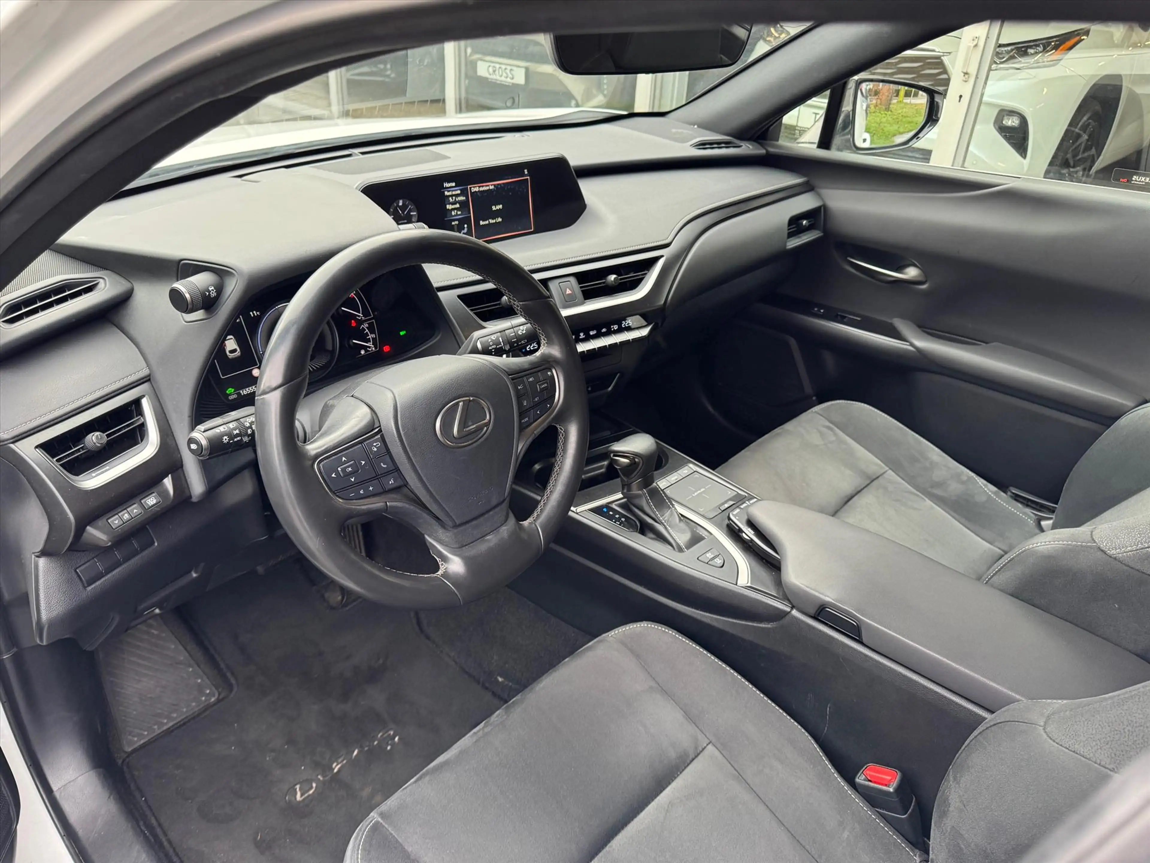 Lexus UX 250h Preference Line | 18 inch, Stoel + Stuurverwarming — photo 14