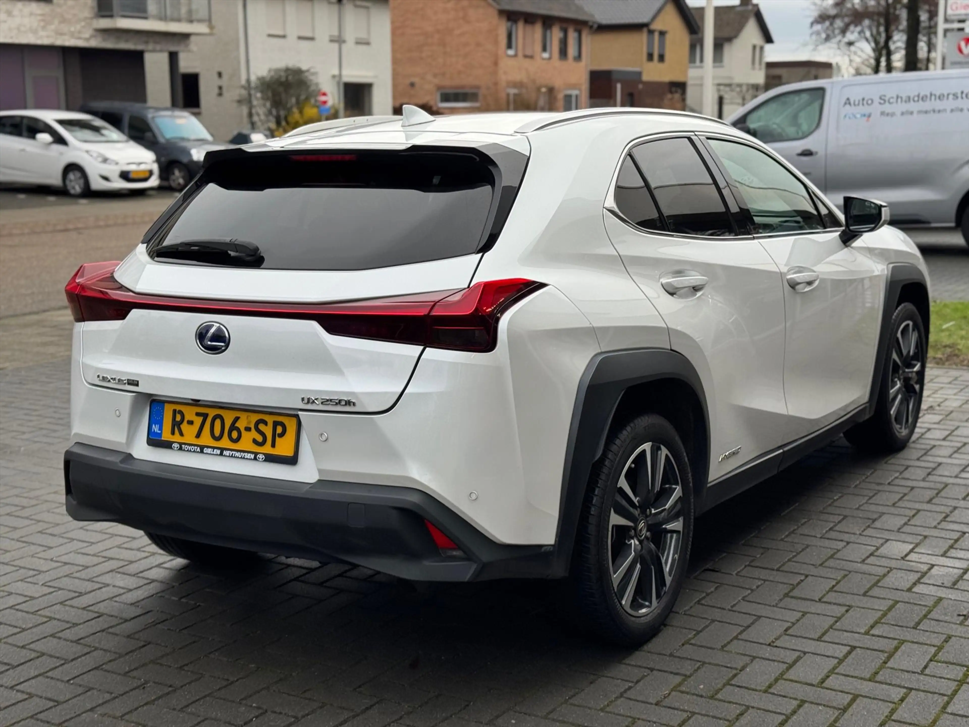 Lexus UX 250h Preference Line | 18 inch, Stoel + Stuurverwarming — photo 4