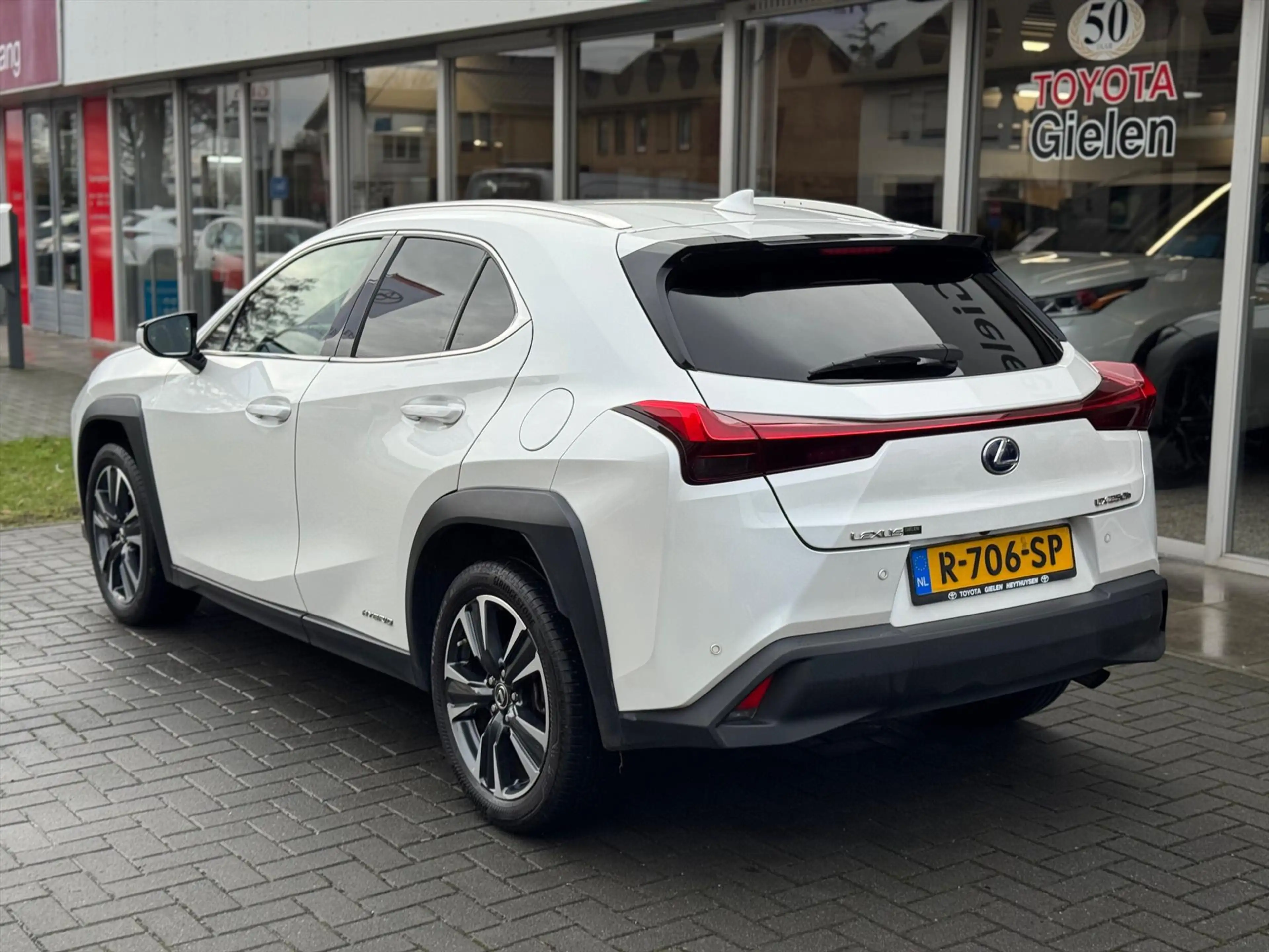 Lexus UX 250h Preference Line | 18 inch, Stoel + Stuurverwarming — photo 3