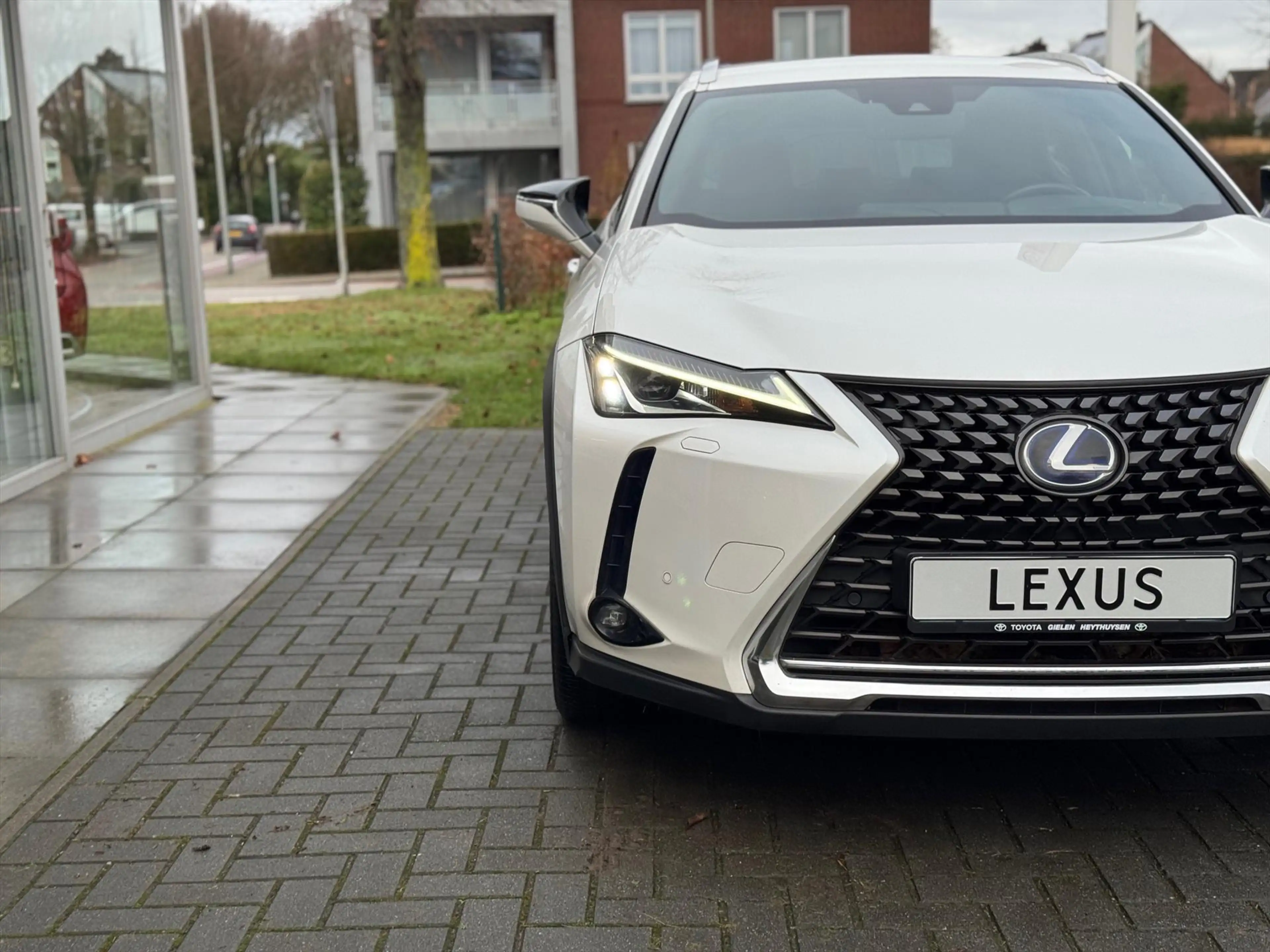 Lexus UX 250h Preference Line | 18 inch, Stoel + Stuurverwarming — photo 7