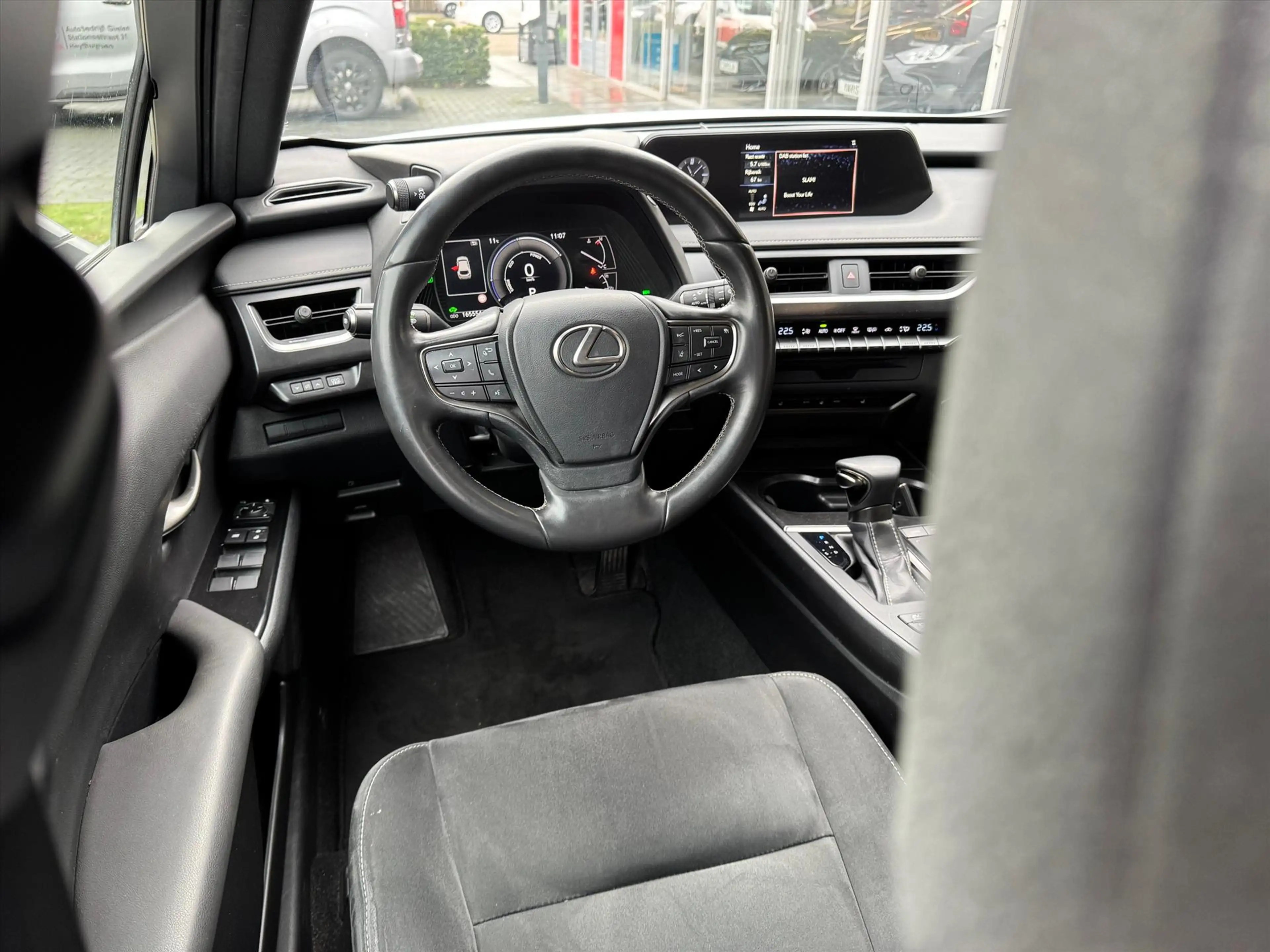 Lexus UX 250h Preference Line | 18 inch, Stoel + Stuurverwarming — photo 13