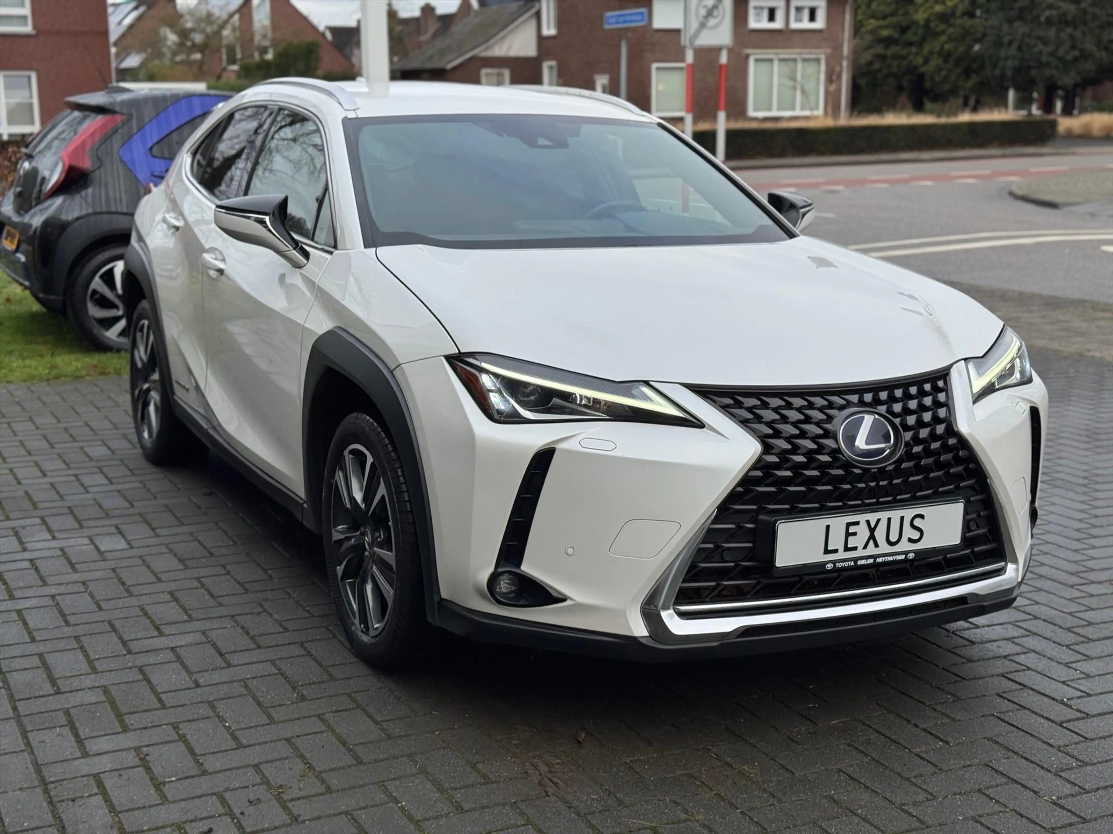 Lexus UX 250h Preference Line | 18 inch, Stoel + Stuurverwarming — photo 5