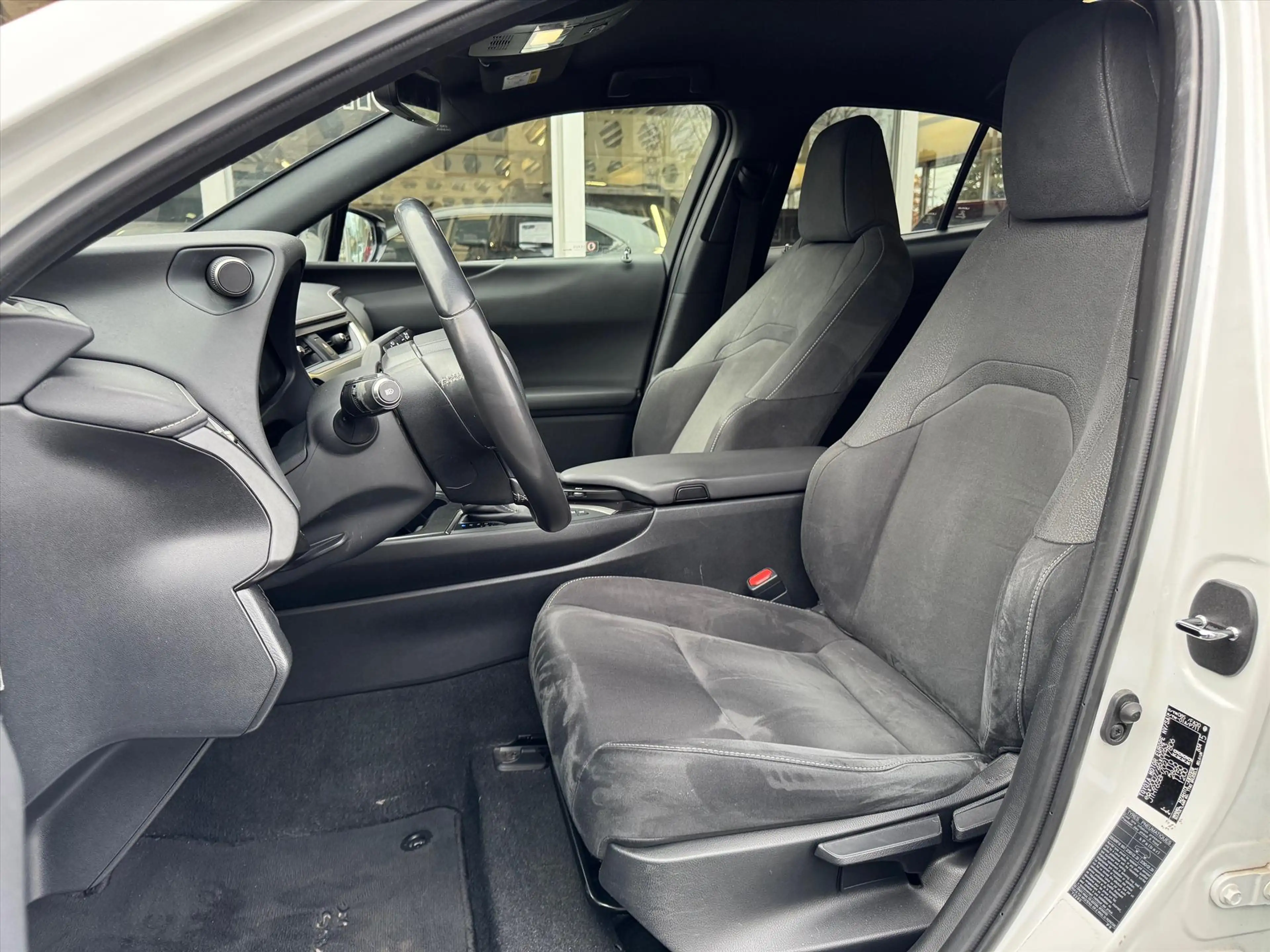 Lexus UX 250h Preference Line | 18 inch, Stoel + Stuurverwarming — photo 15