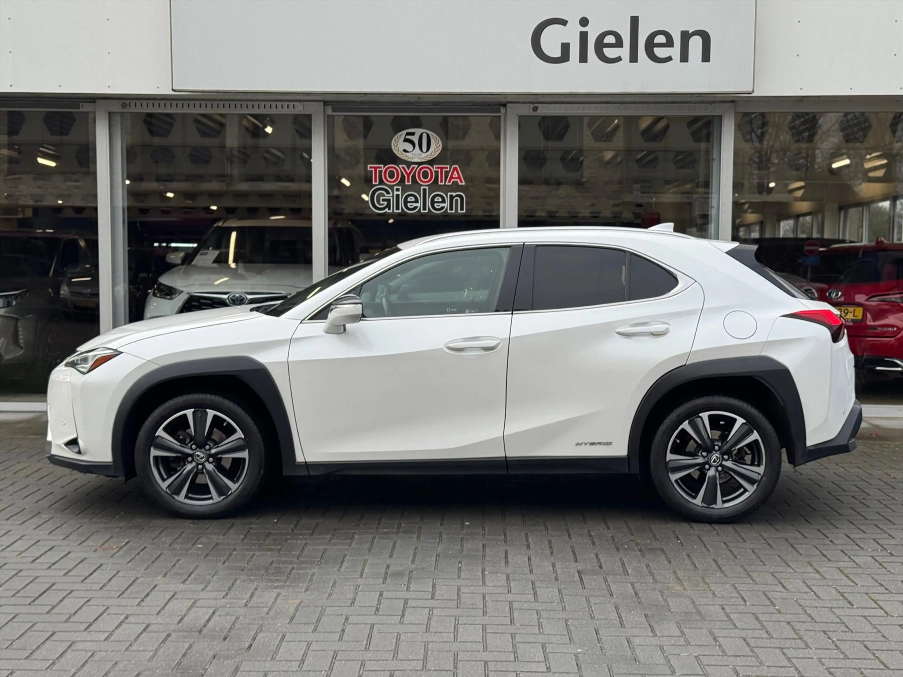 Lexus UX 250h Preference Line | 18 inch, Stoel + Stuurverwarming — photo 2