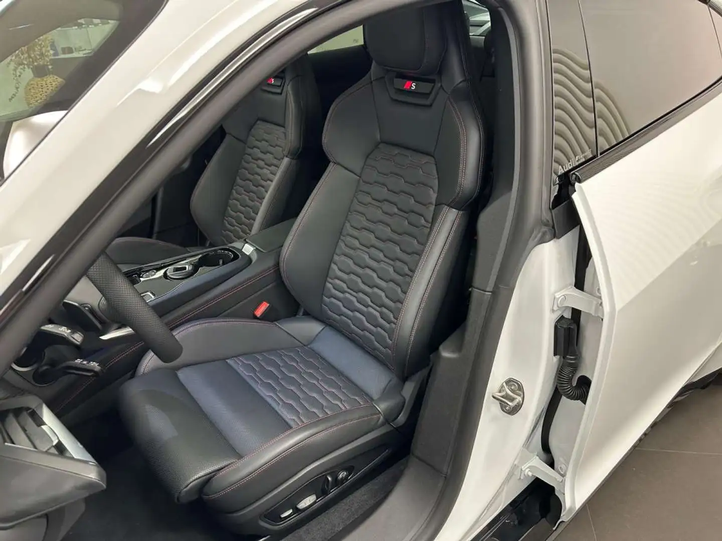 Audi e-tron GT S  e-tron GT Белый - 2
