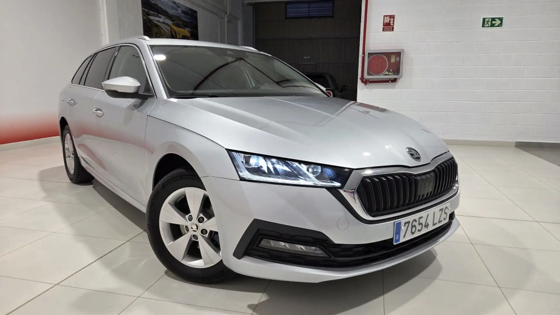Skoda Octavia Combi 2.0TDI Selection DSG 110kW Gris - 2