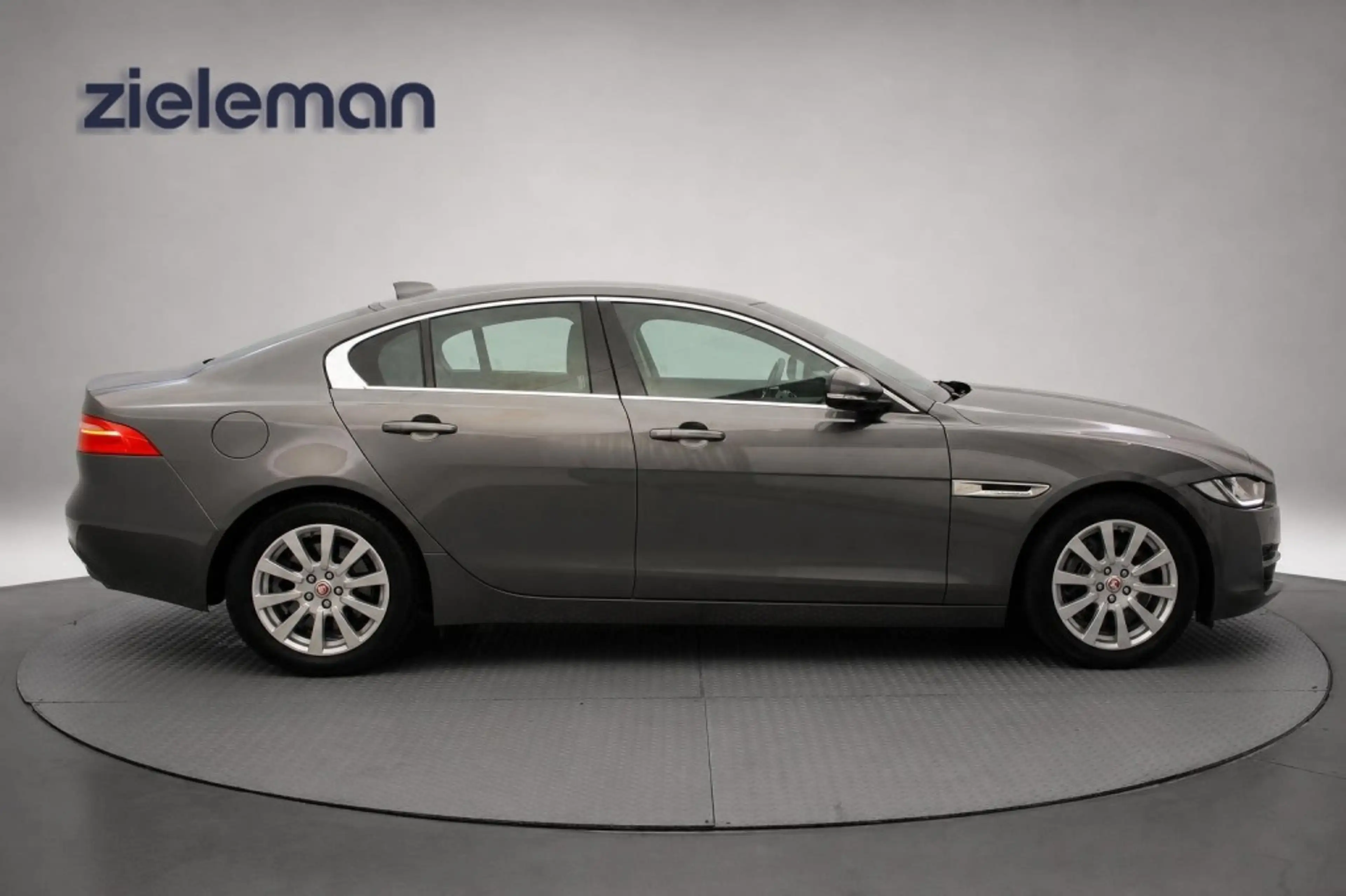 Jaguar XE Sedan 2.0t Pure Automaat - Navi, Camera, Leer, Sto — photo 15