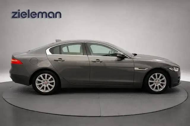 Jaguar Xe view 15