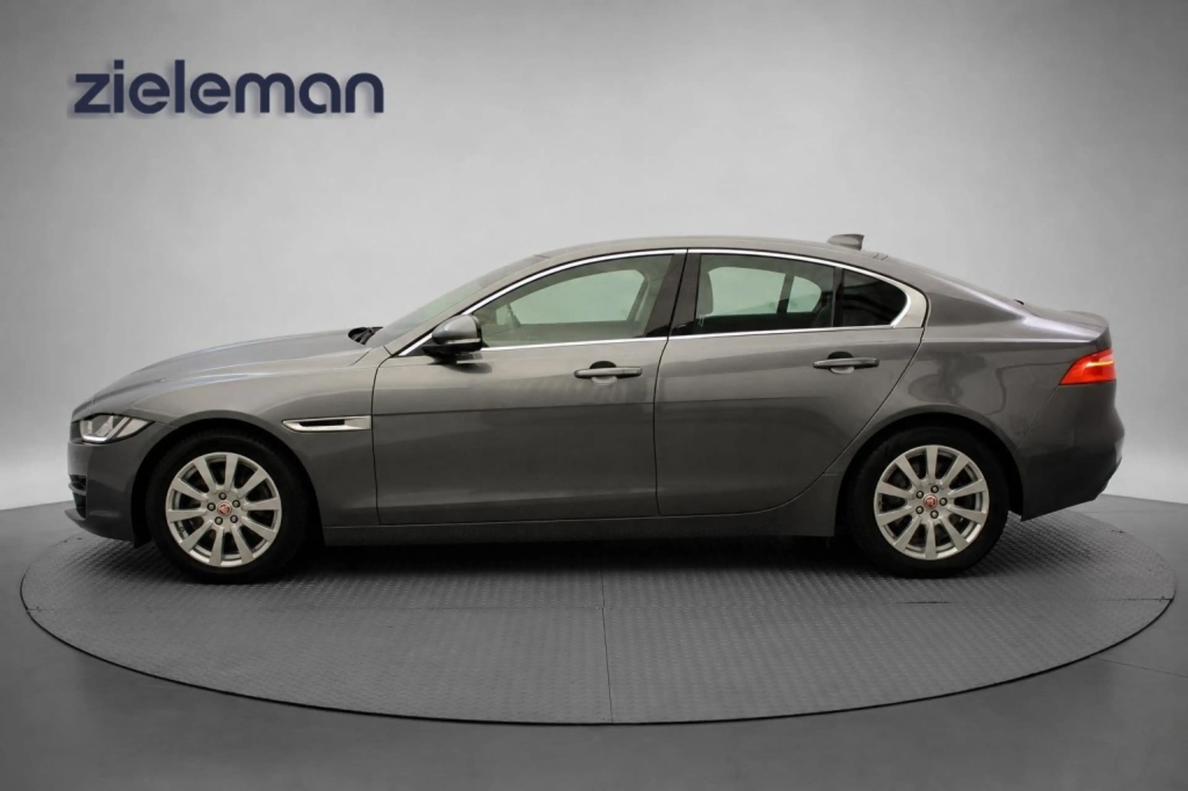Jaguar XE Sedan 2.0t Pure Automaat - Navi, Camera, Leer, Sto — photo 18