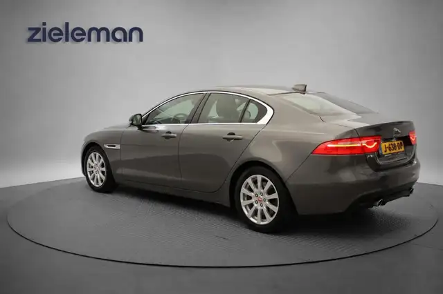 Jaguar Xe view 3