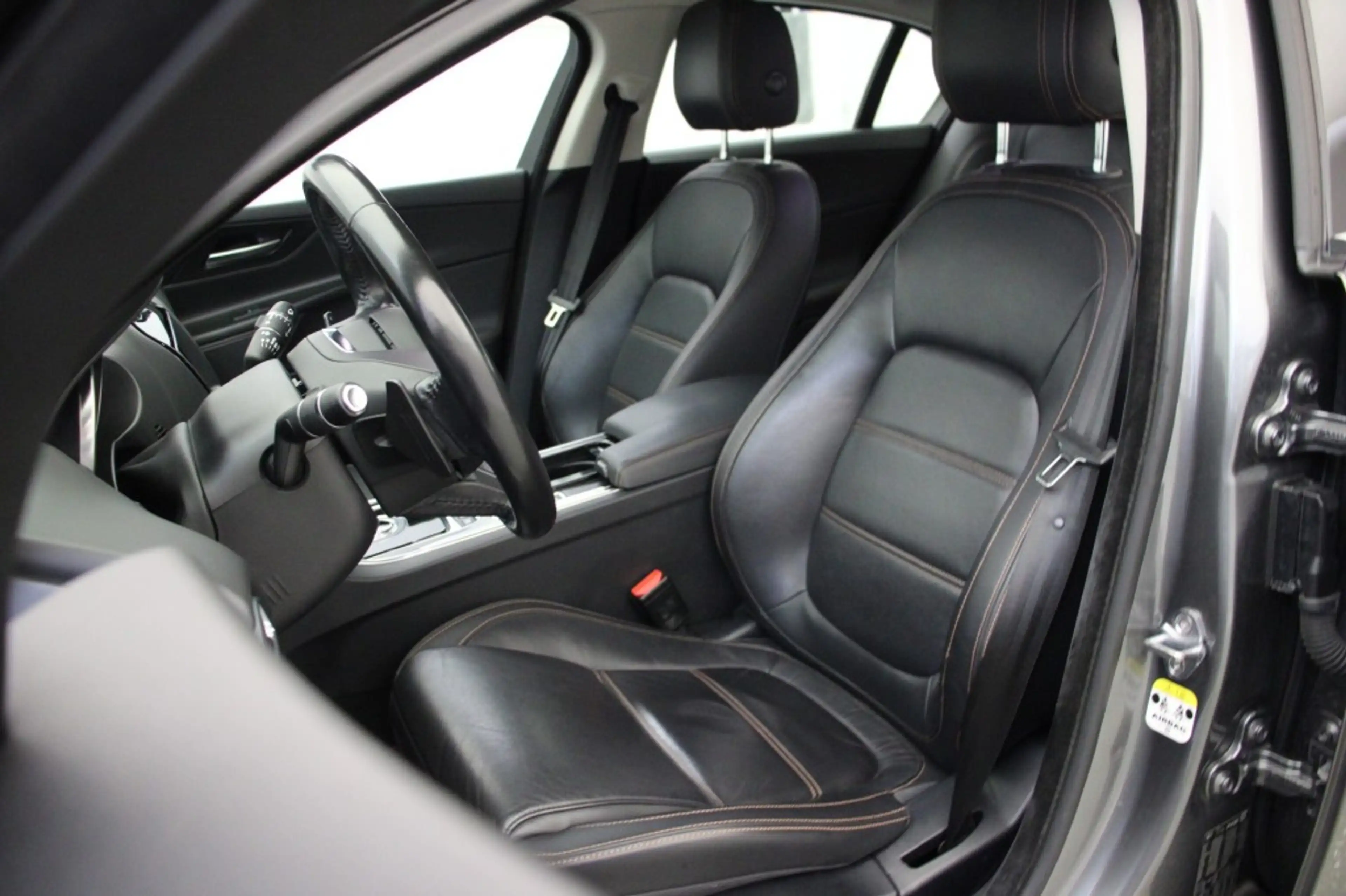 Jaguar XE Sedan 2.0t Pure Automaat - Navi, Camera, Leer, Sto — photo 9