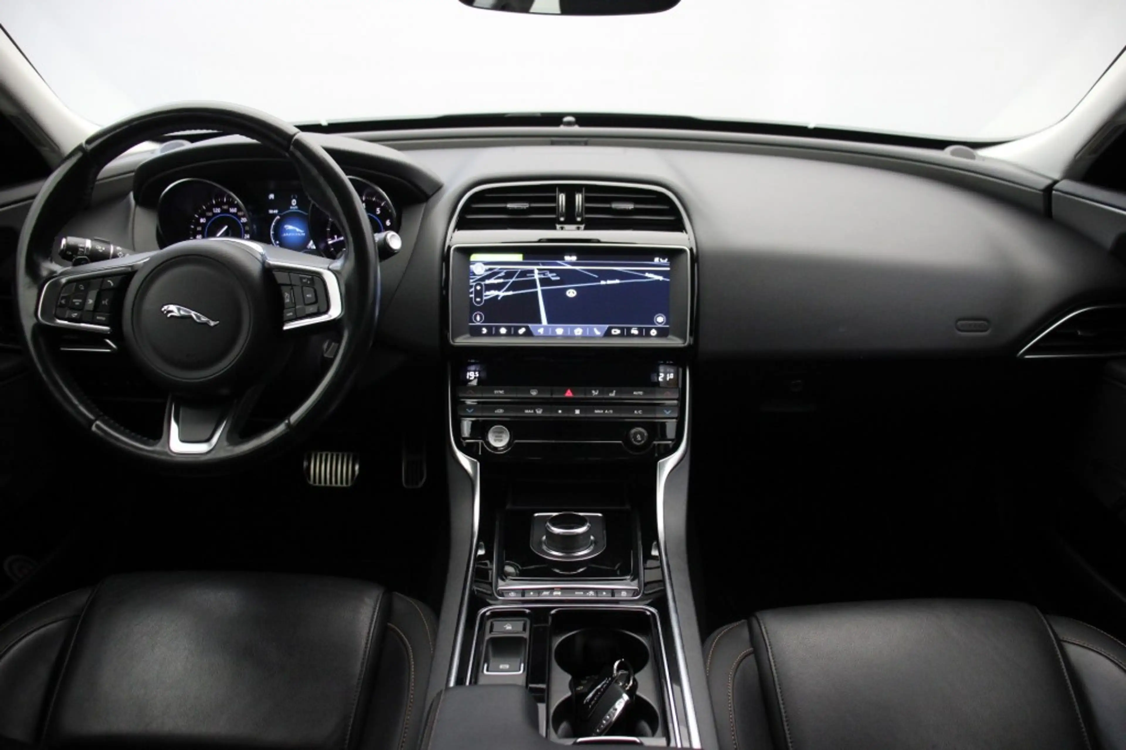 Jaguar XE Sedan 2.0t Pure Automaat - Navi, Camera, Leer, Sto — photo 2