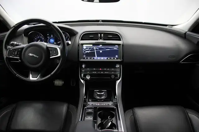Jaguar Xe view 2