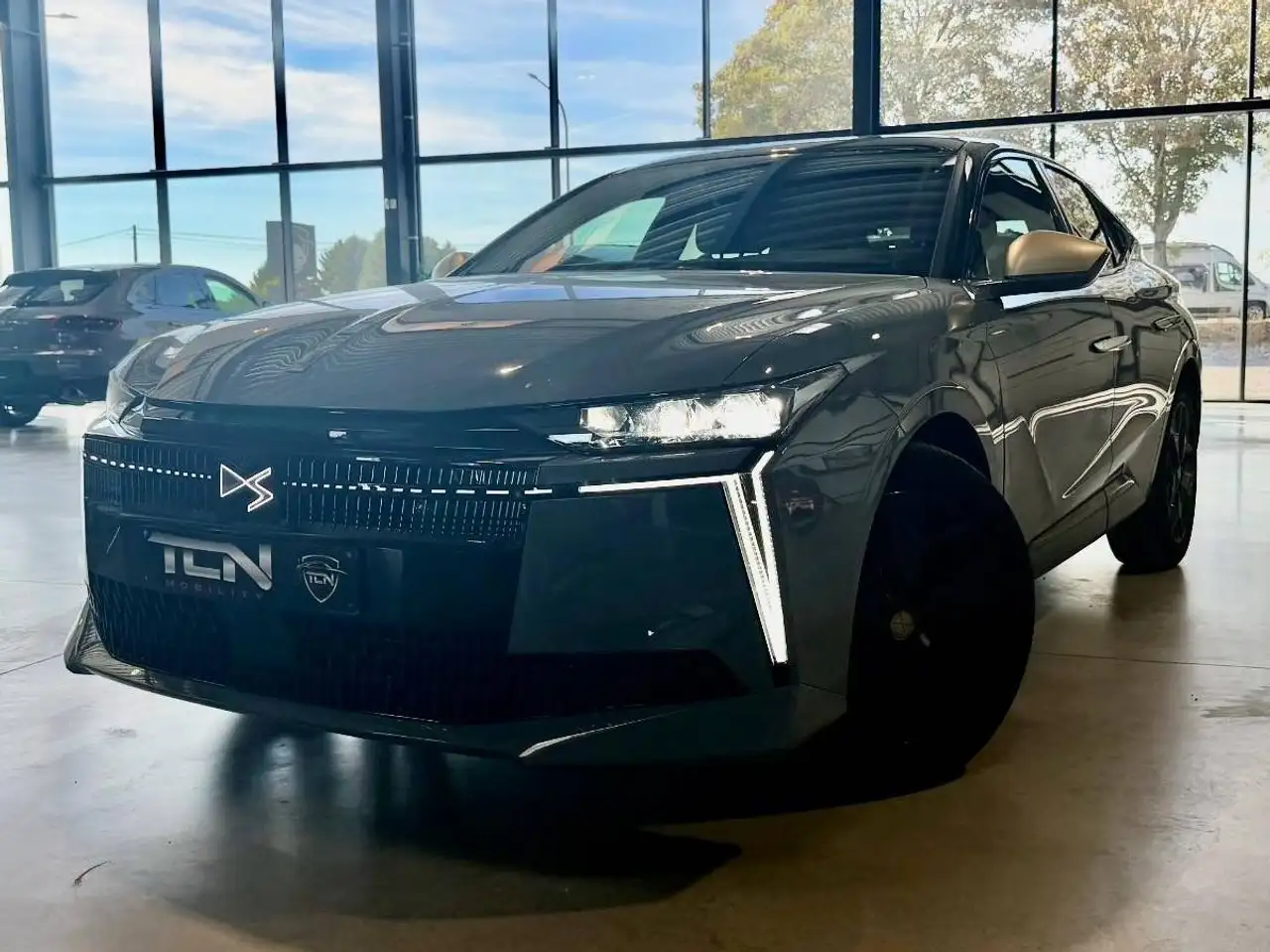 DS Automobiles N°4