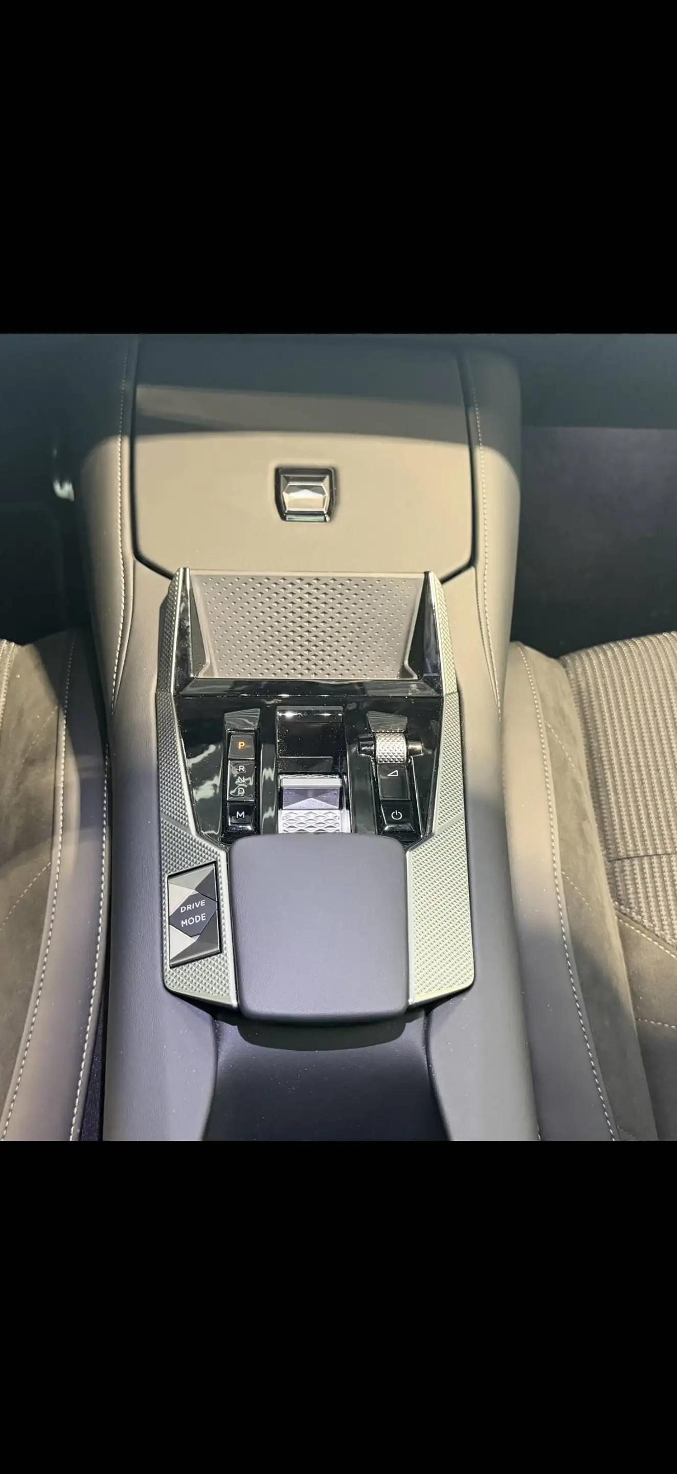 DS Automobiles N°4 N°4 1.2 Hybrid DS Performance Line DS Performance Line — photo 11
