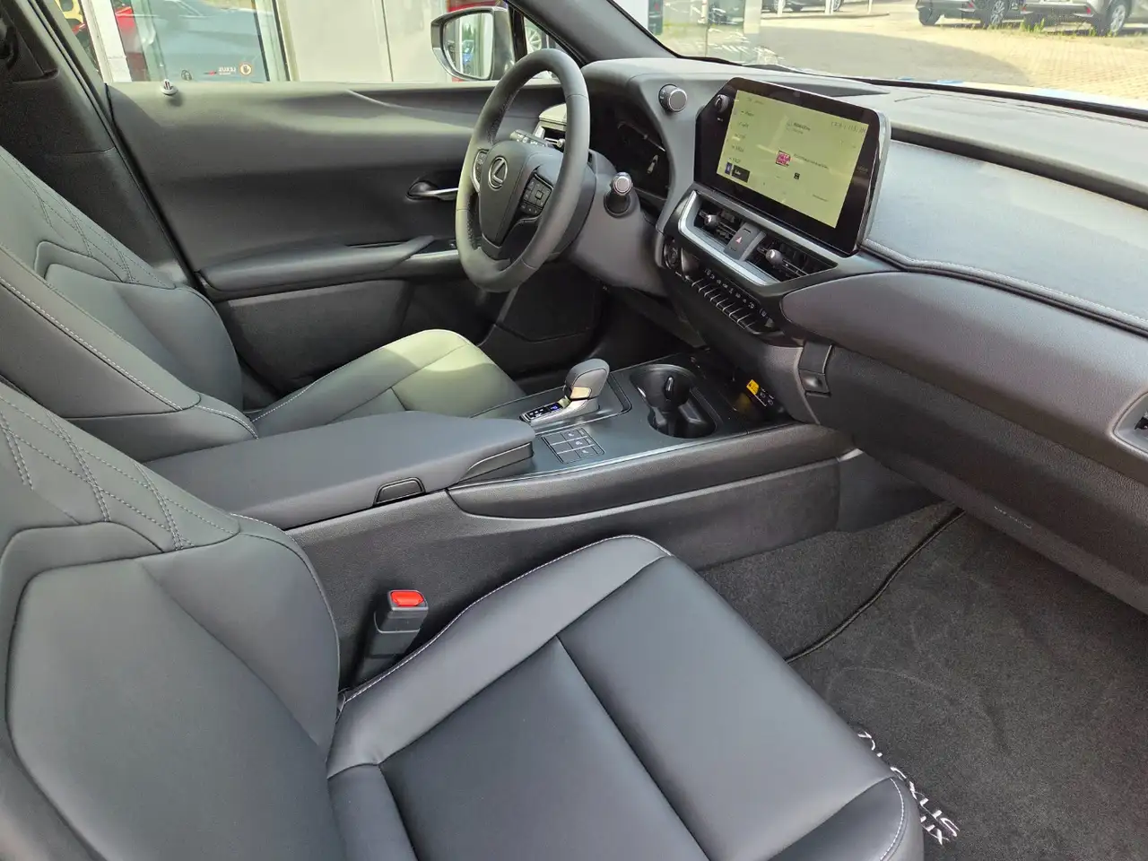 Lexus UX 300h F Sport Design 7