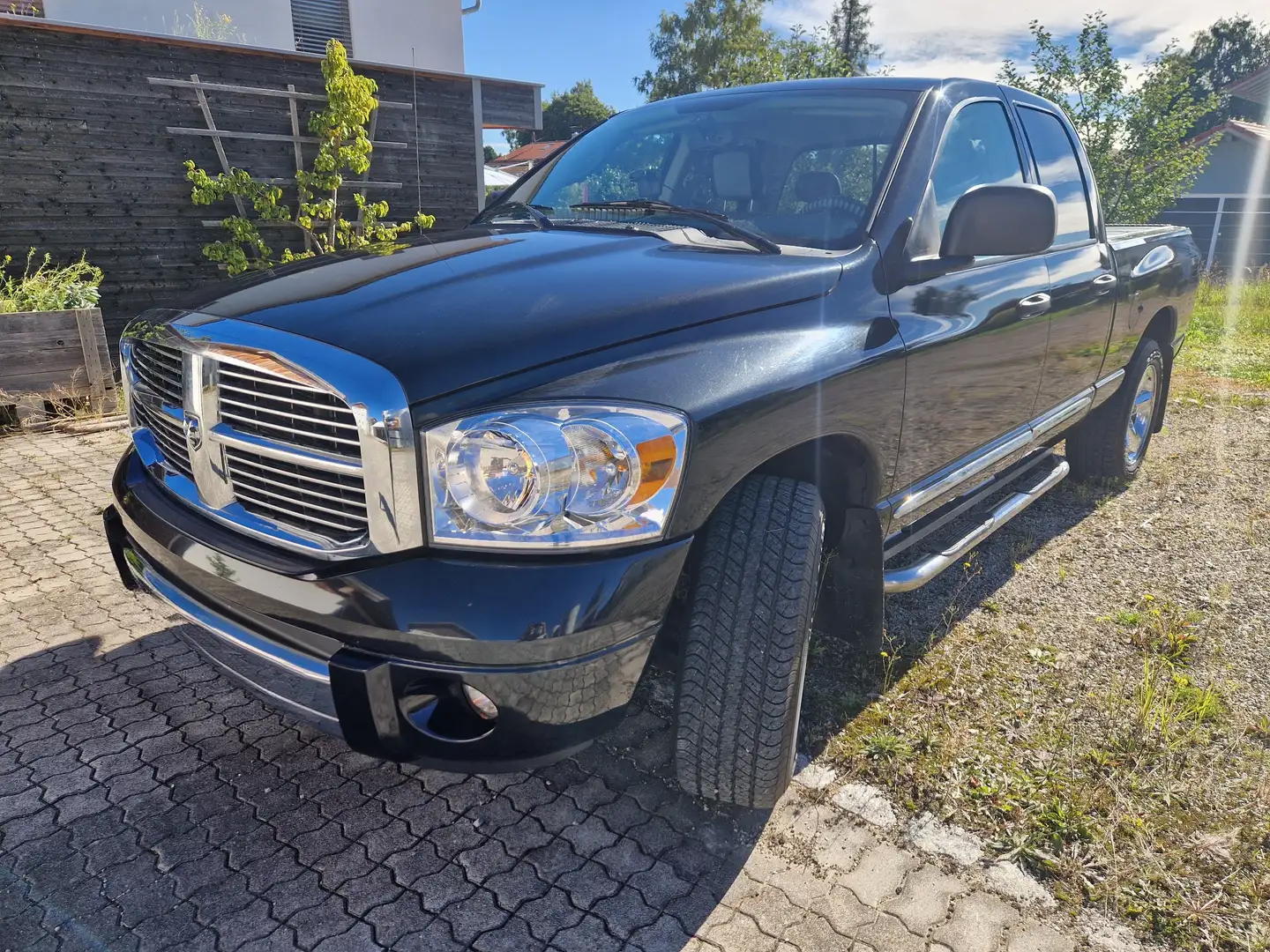 Dodge RAM 1500 Laramie Schwarz - 1