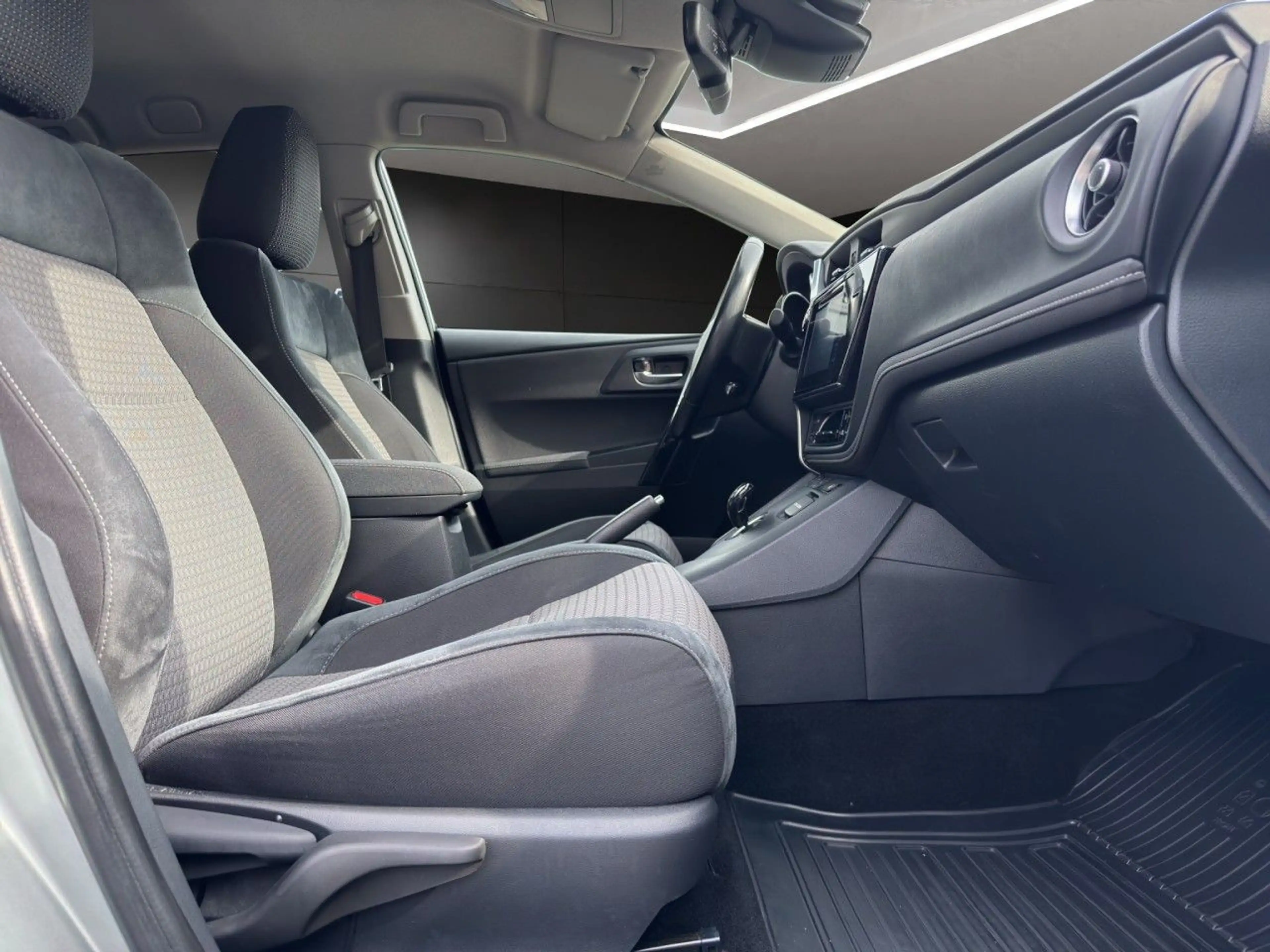 Toyota Auris 1.8 Touring Sports Hybrid KAMERA*SHZ*PDC — photo 20