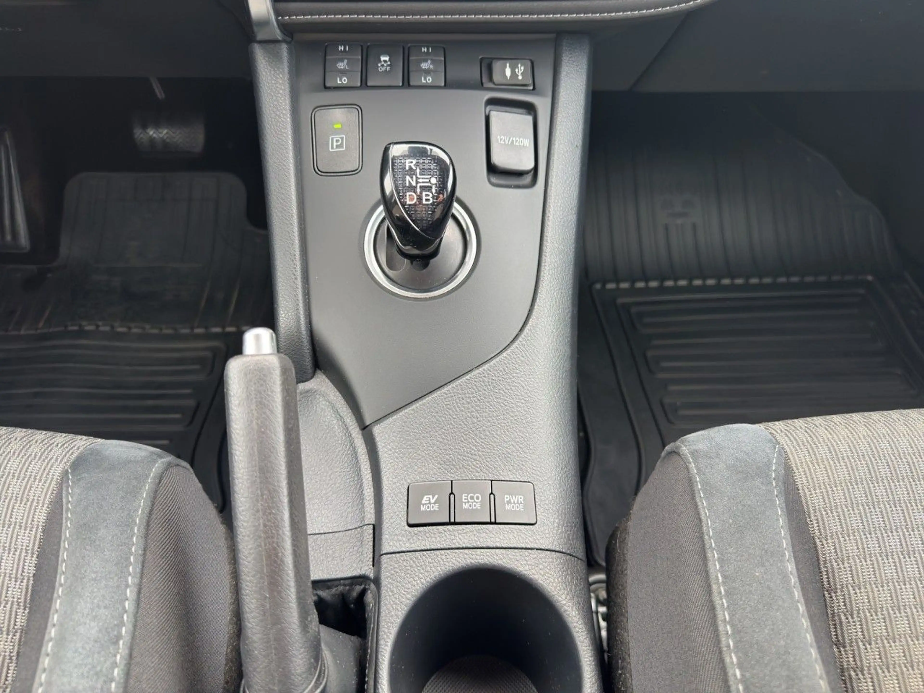 Toyota Auris 1.8 Touring Sports Hybrid KAMERA*SHZ*PDC — photo 17