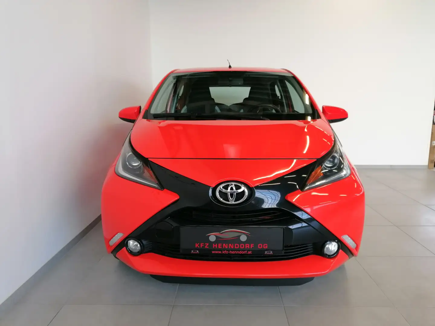 Toyota Aygo 1,0 VVT-i x-play ab € 140 / Monat Hnědá - 2