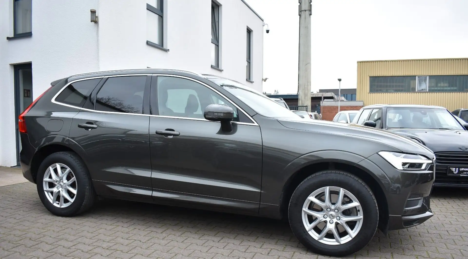 Volvo XC60 D4 Aut. Momentum AWD AHK/LED/Navi/uvm. Grau - 2