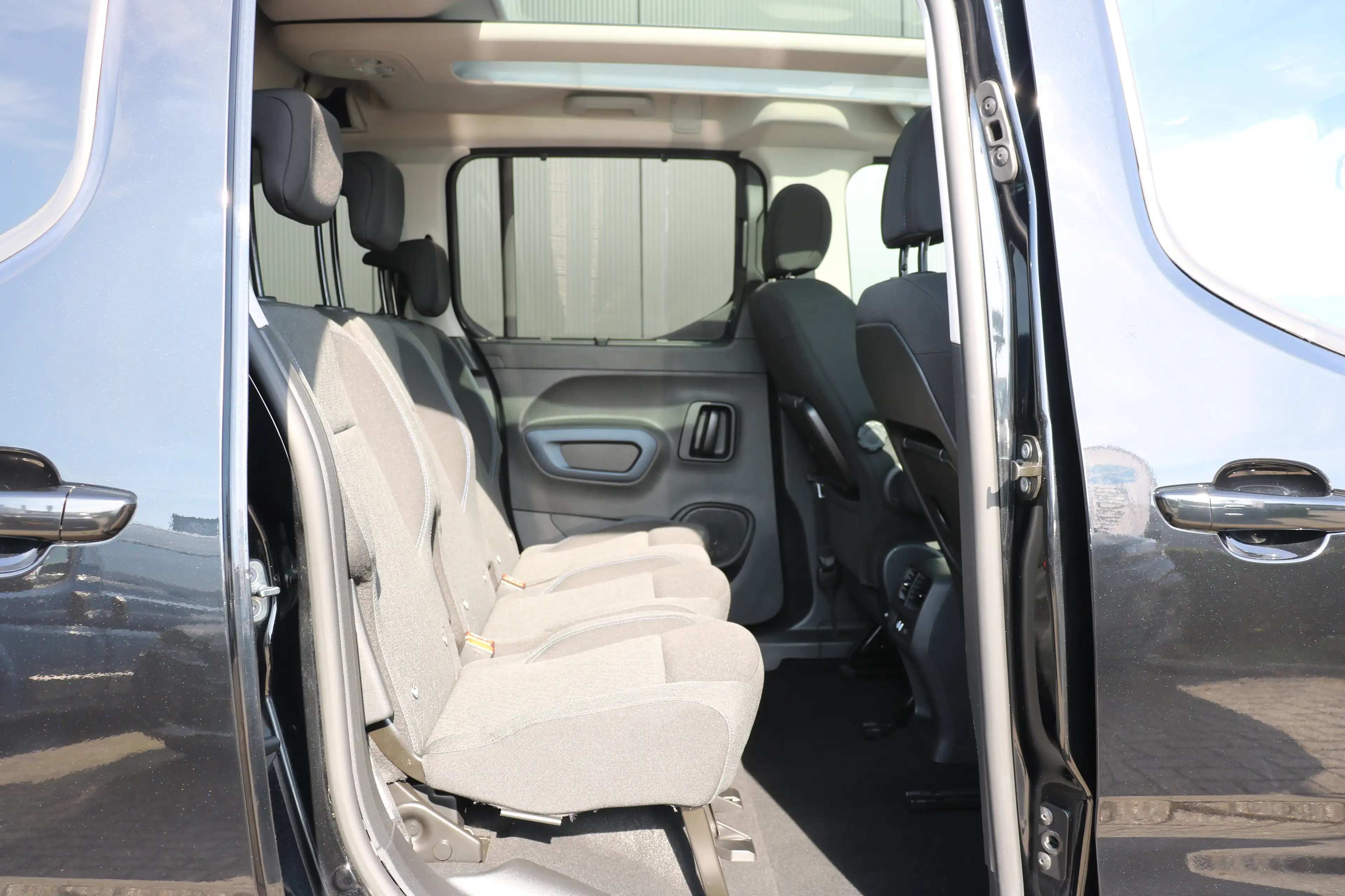 Peugeot e-Rifter EV Allure Pack 50 kWh | Camera | Apple Carplay | P — photo 19