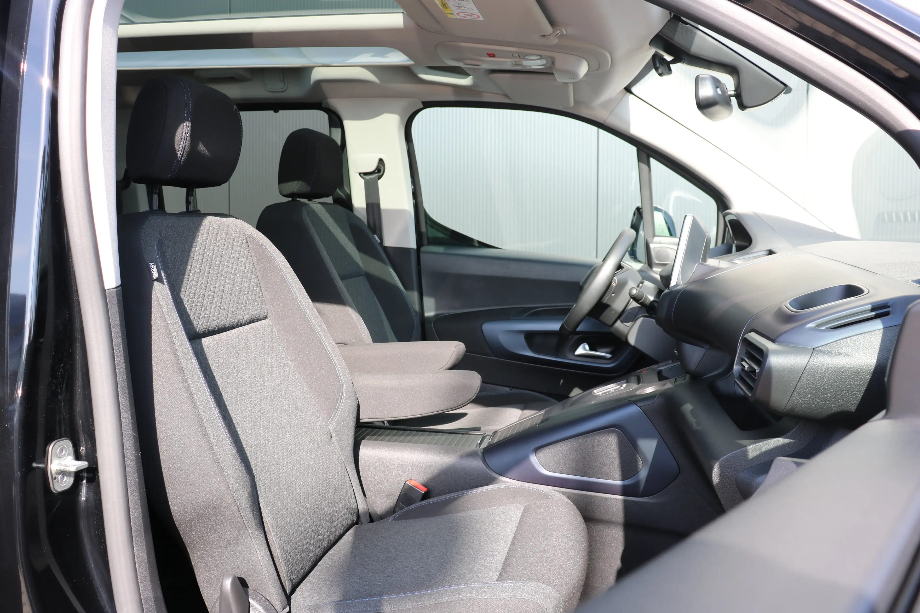 Peugeot e-Rifter EV Allure Pack 50 kWh | Camera | Apple Carplay | P — photo 16