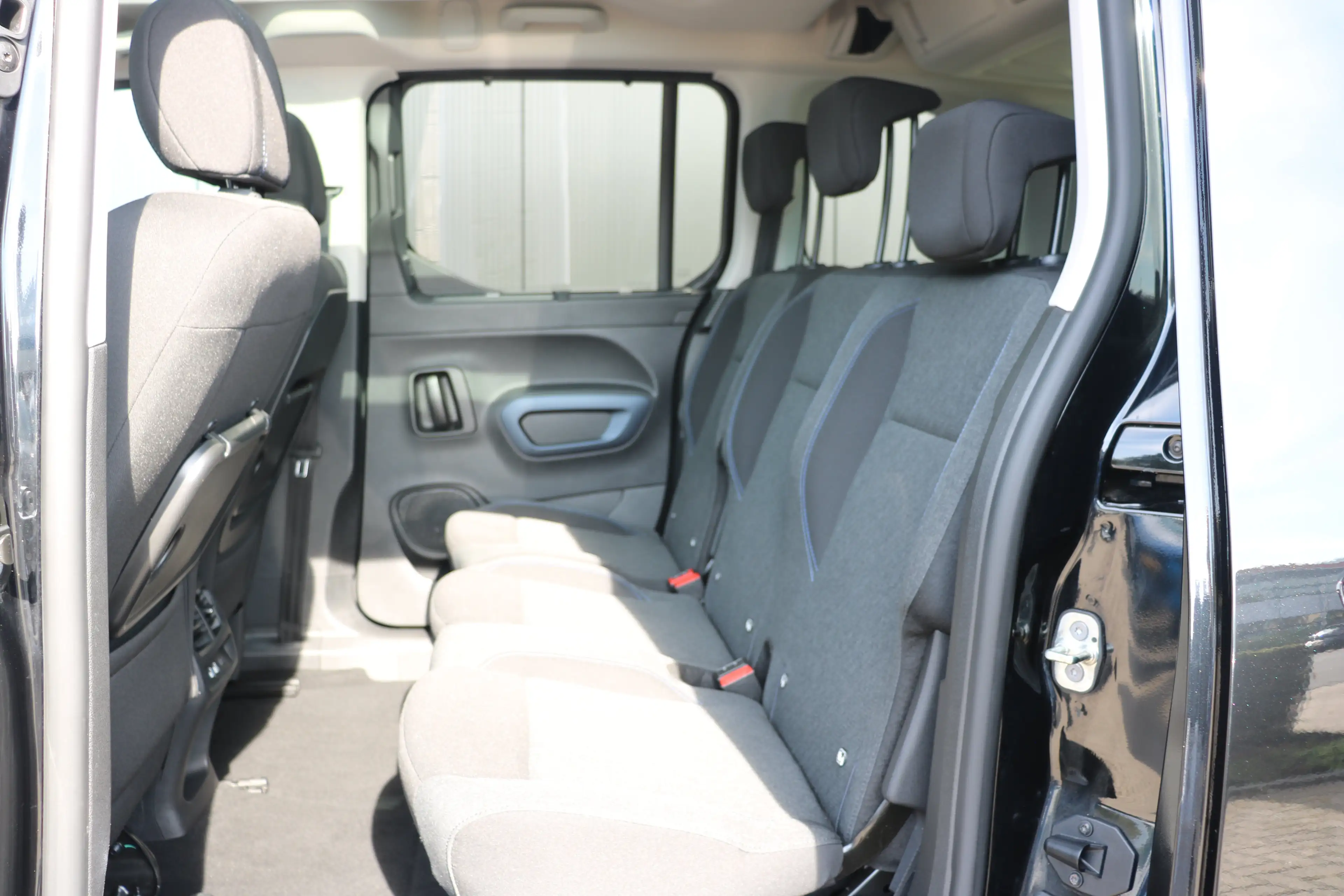 Peugeot e-Rifter EV Allure Pack 50 kWh | Camera | Apple Carplay | P — photo 17
