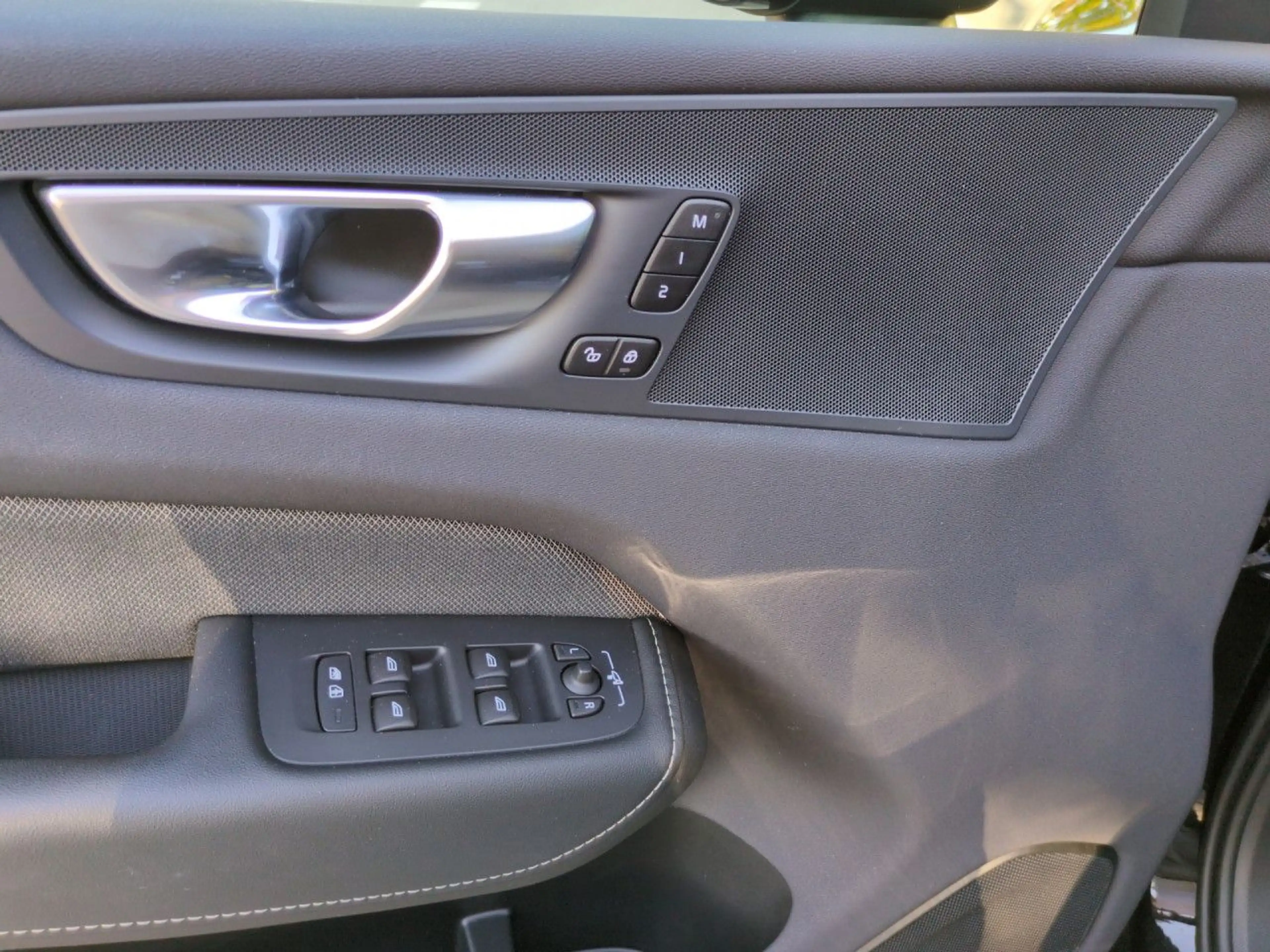 Volvo XC60 XC 60 Plus Black Edition Recharge Plug-In Hybrid A — photo 12