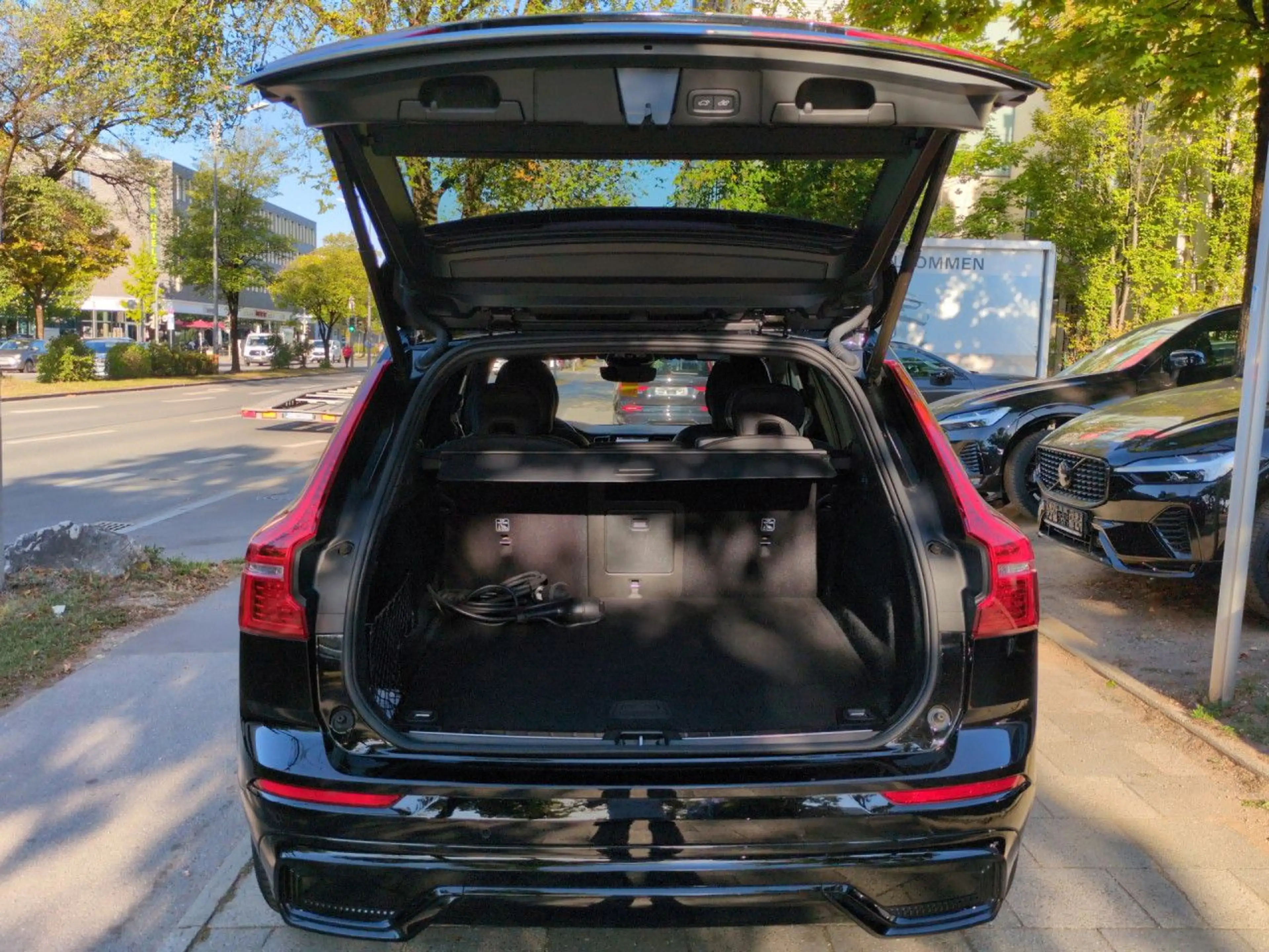 Volvo XC60 XC 60 Plus Black Edition Recharge Plug-In Hybrid A — photo 25