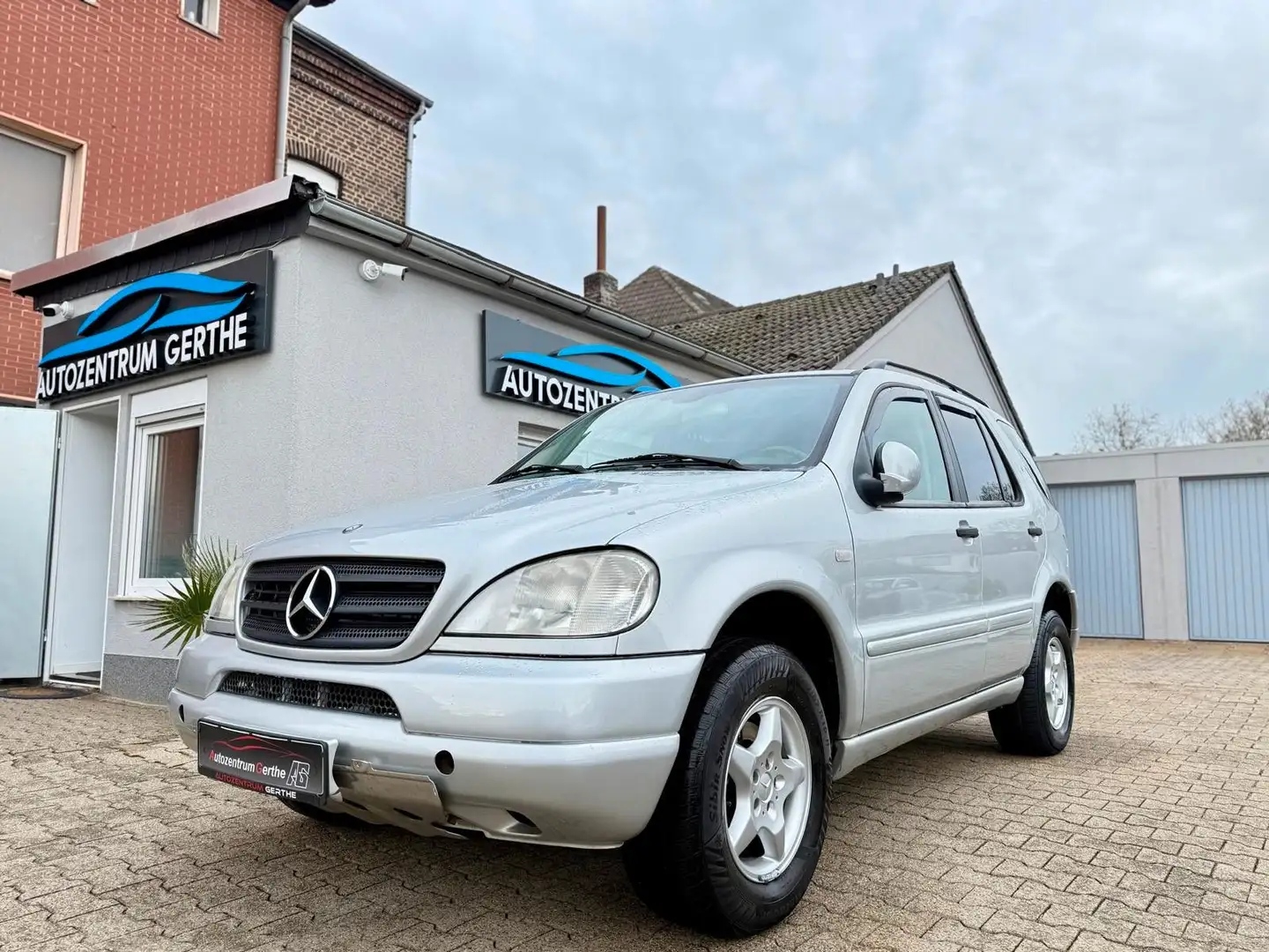 Mercedes-Benz ML 270 CDI *Leder*AHK*Navi*Allrad*TÜV Neu* Plateado - 2