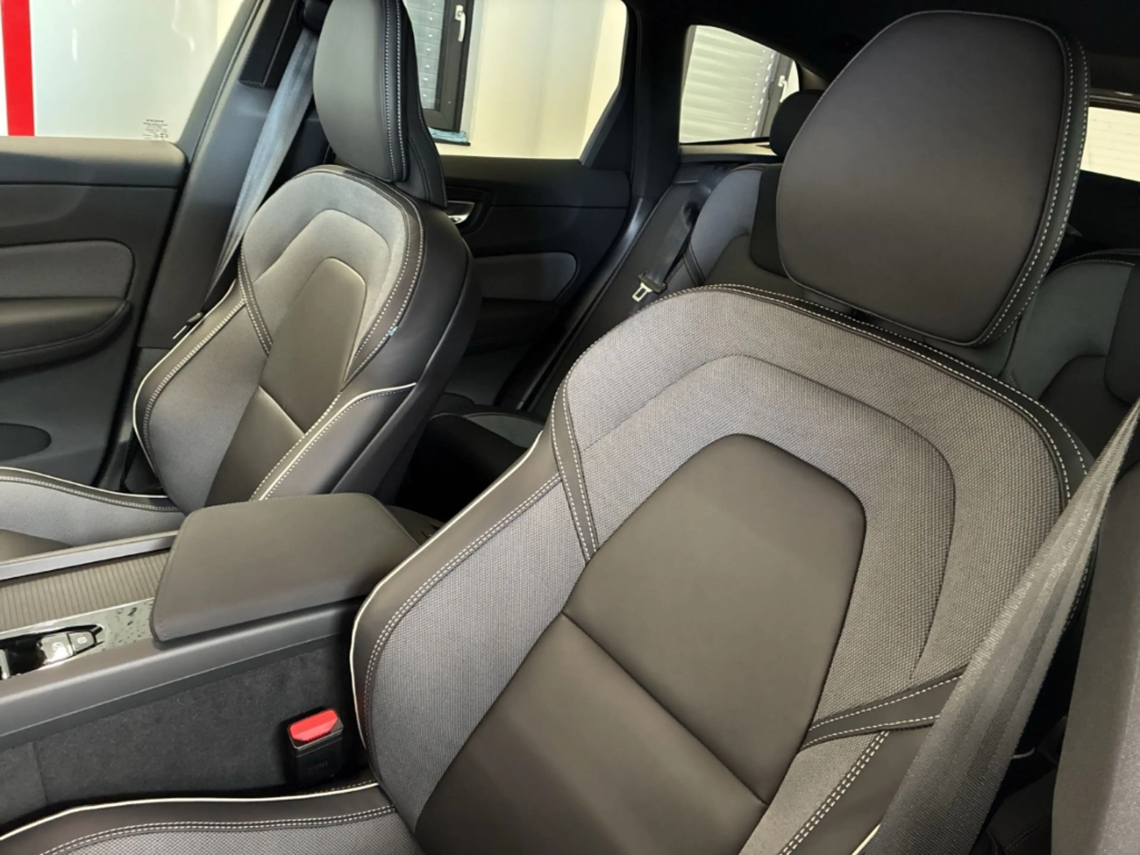 Volvo XC60 2.0 B5 MH AWD Black-Edition Plus AHK Harman Kardon — photo 11