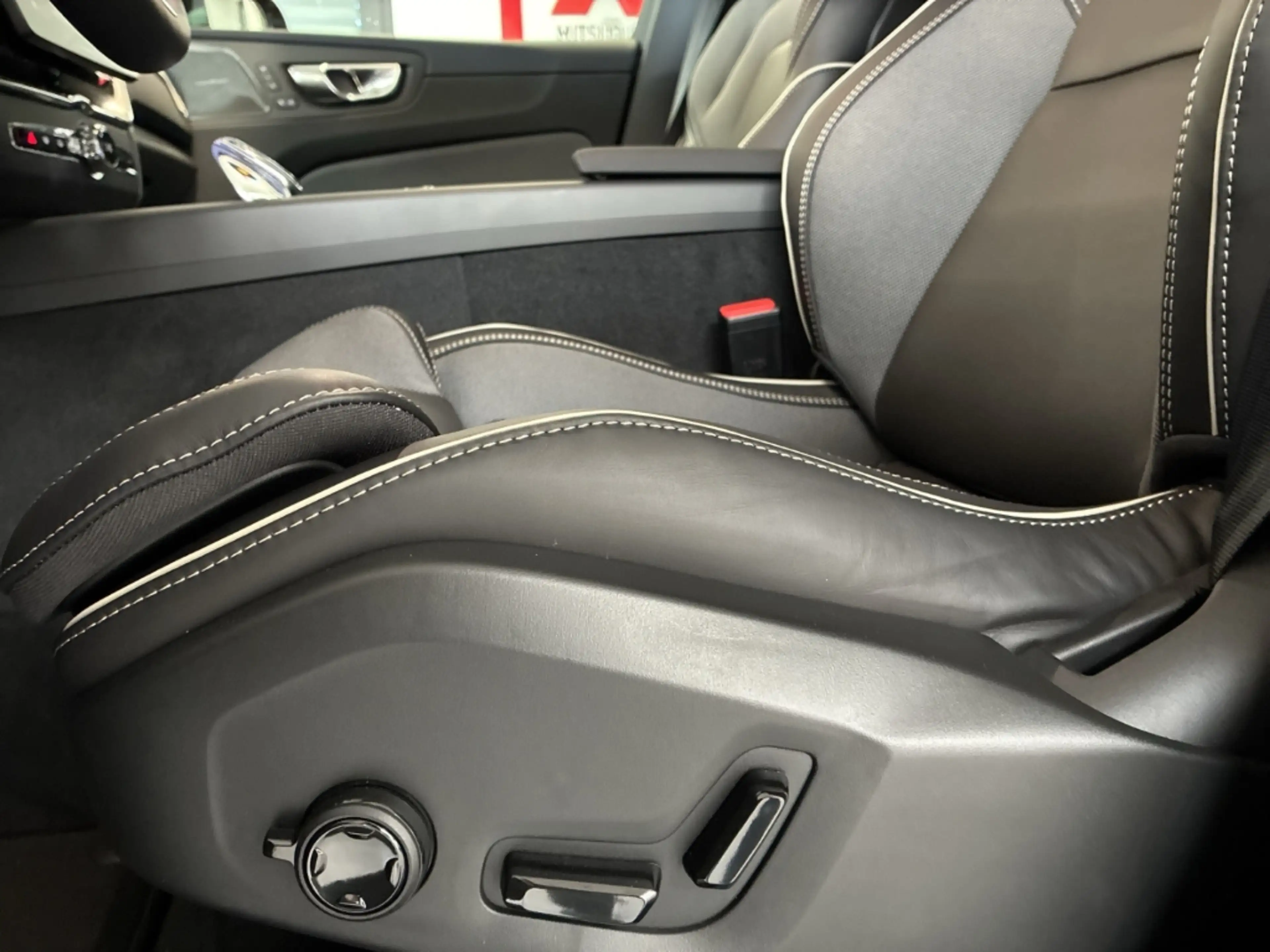 Volvo XC60 2.0 B5 MH AWD Black-Edition Plus AHK Harman Kardon — photo 10