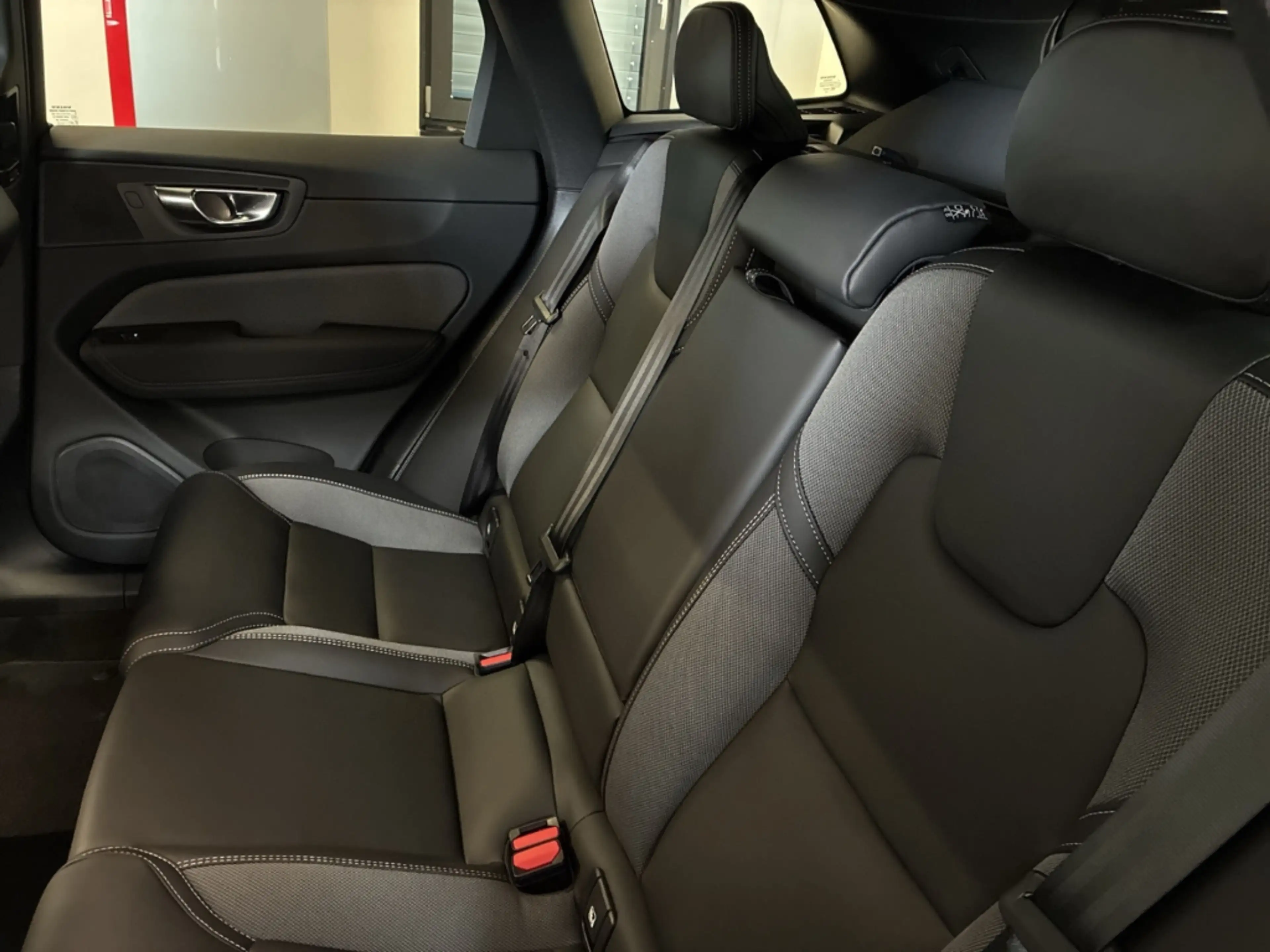 Volvo XC60 2.0 B5 MH AWD Black-Edition Plus AHK Harman Kardon — photo 13