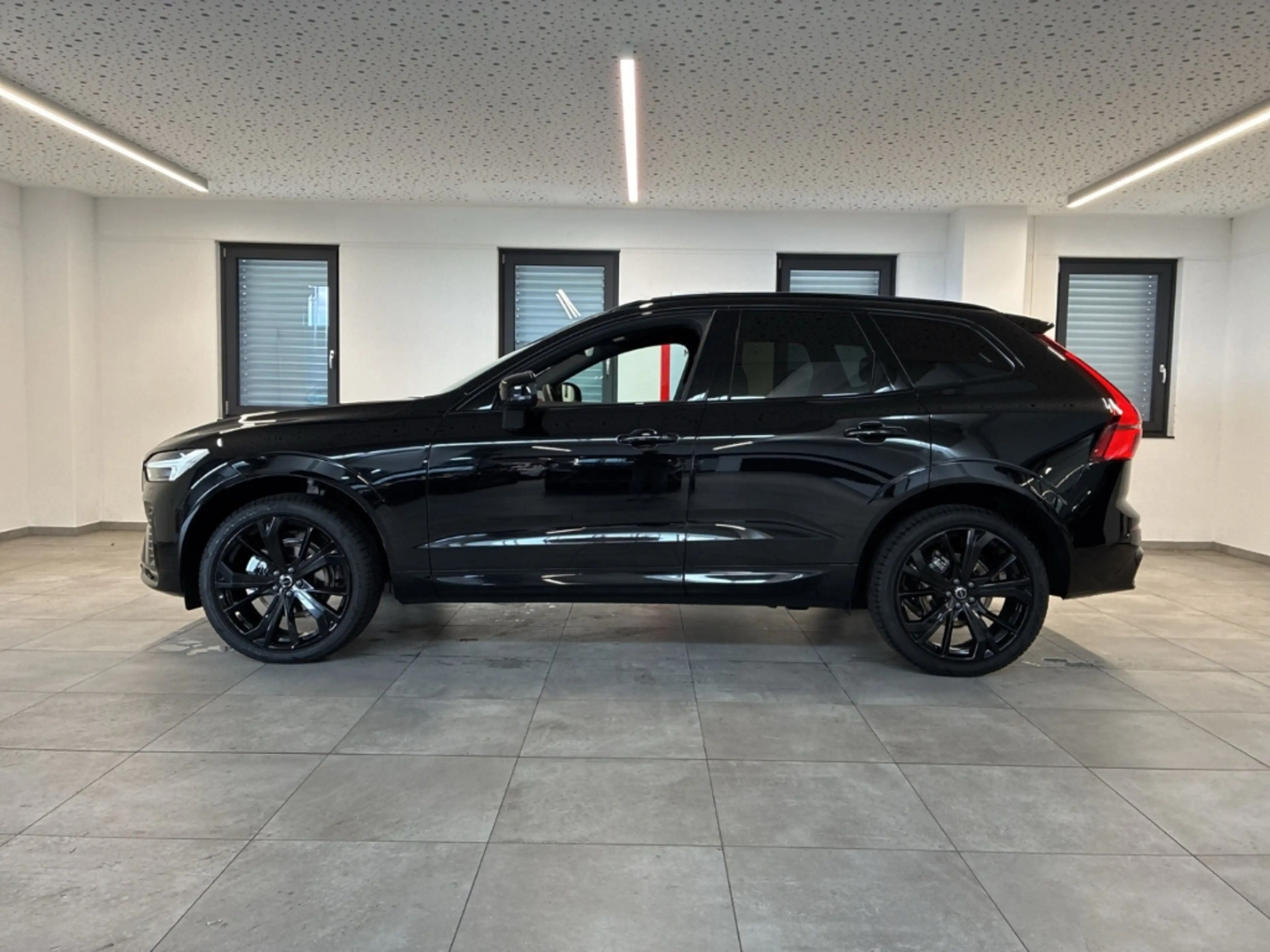 Volvo XC60 2.0 B5 MH AWD Black-Edition Plus AHK Harman Kardon — photo 2