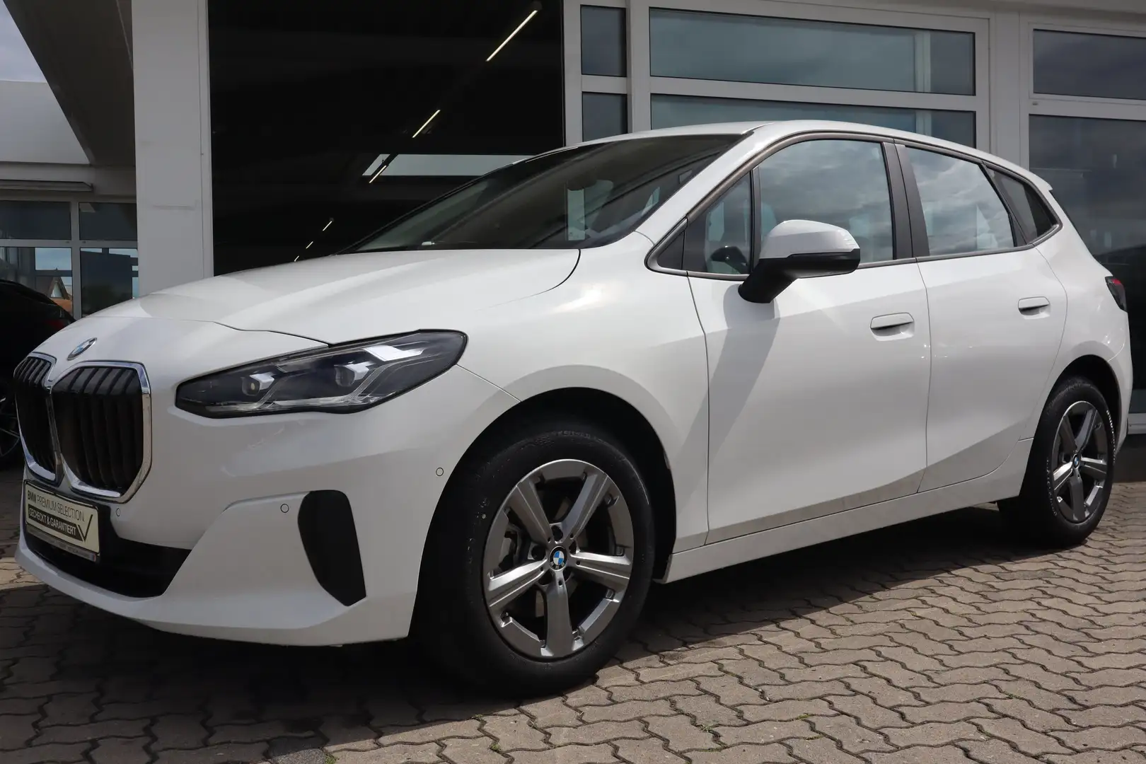 BMW 218 i Active Tourer DAB LED Komfortzg. AHK Shz Weiß - 1