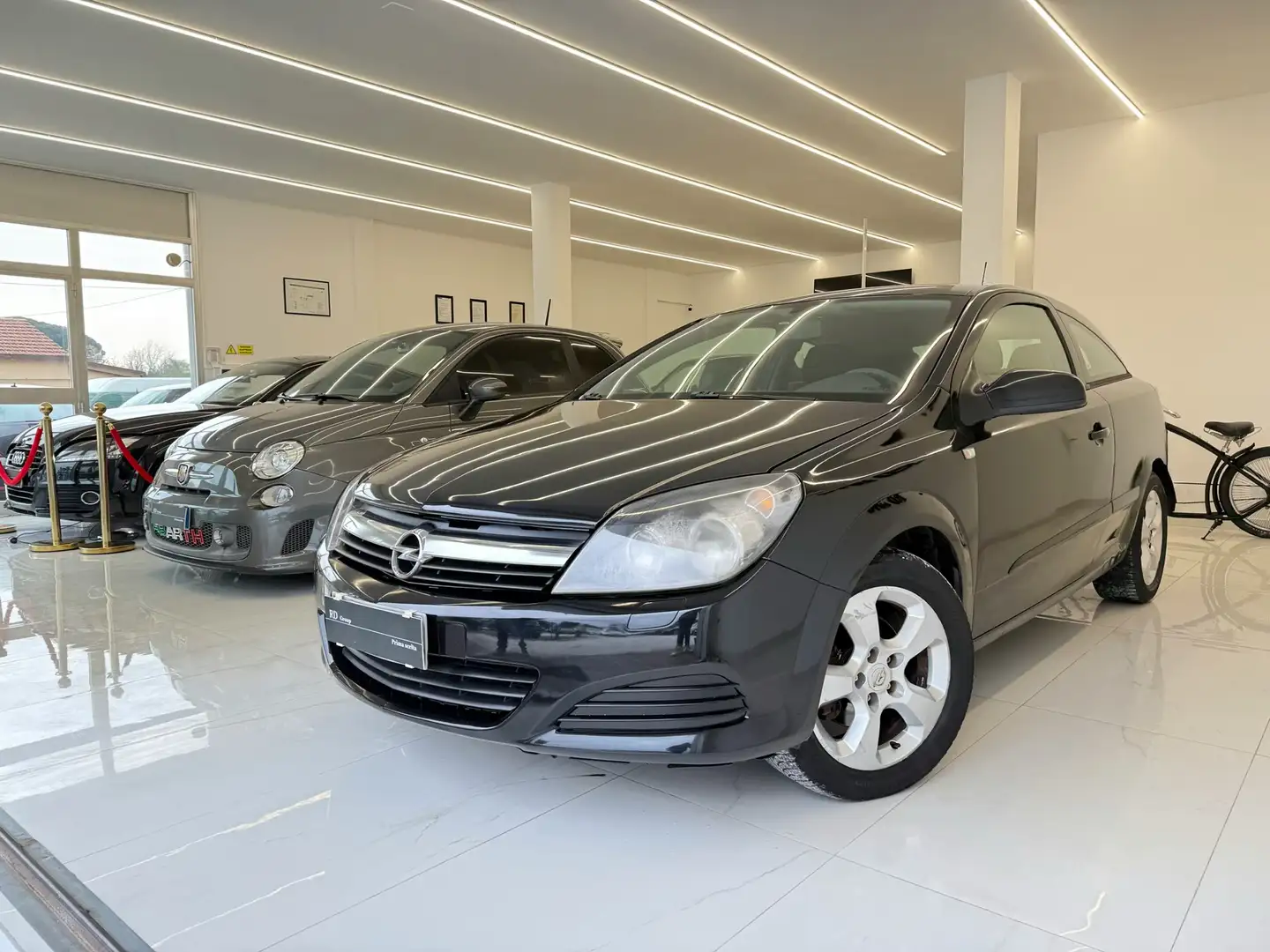 Opel Astra GTC 1.7 CDTI 101CV 3 porte Enjoy Nero - 1