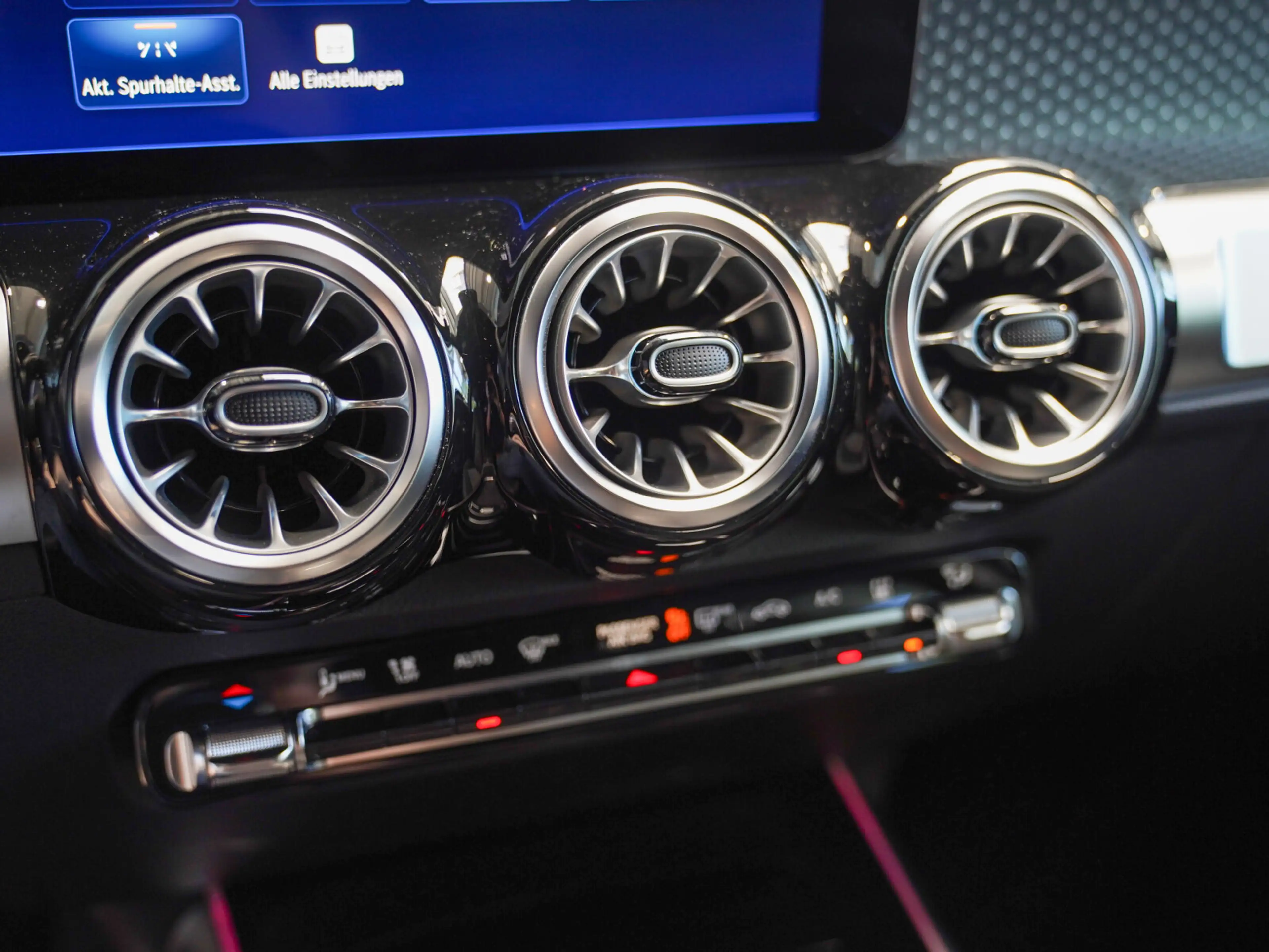 Mercedes-Benz EQB 300 EQB 300 4M Progressive DISTRONIC AHK CarPlay 360 — photo 23