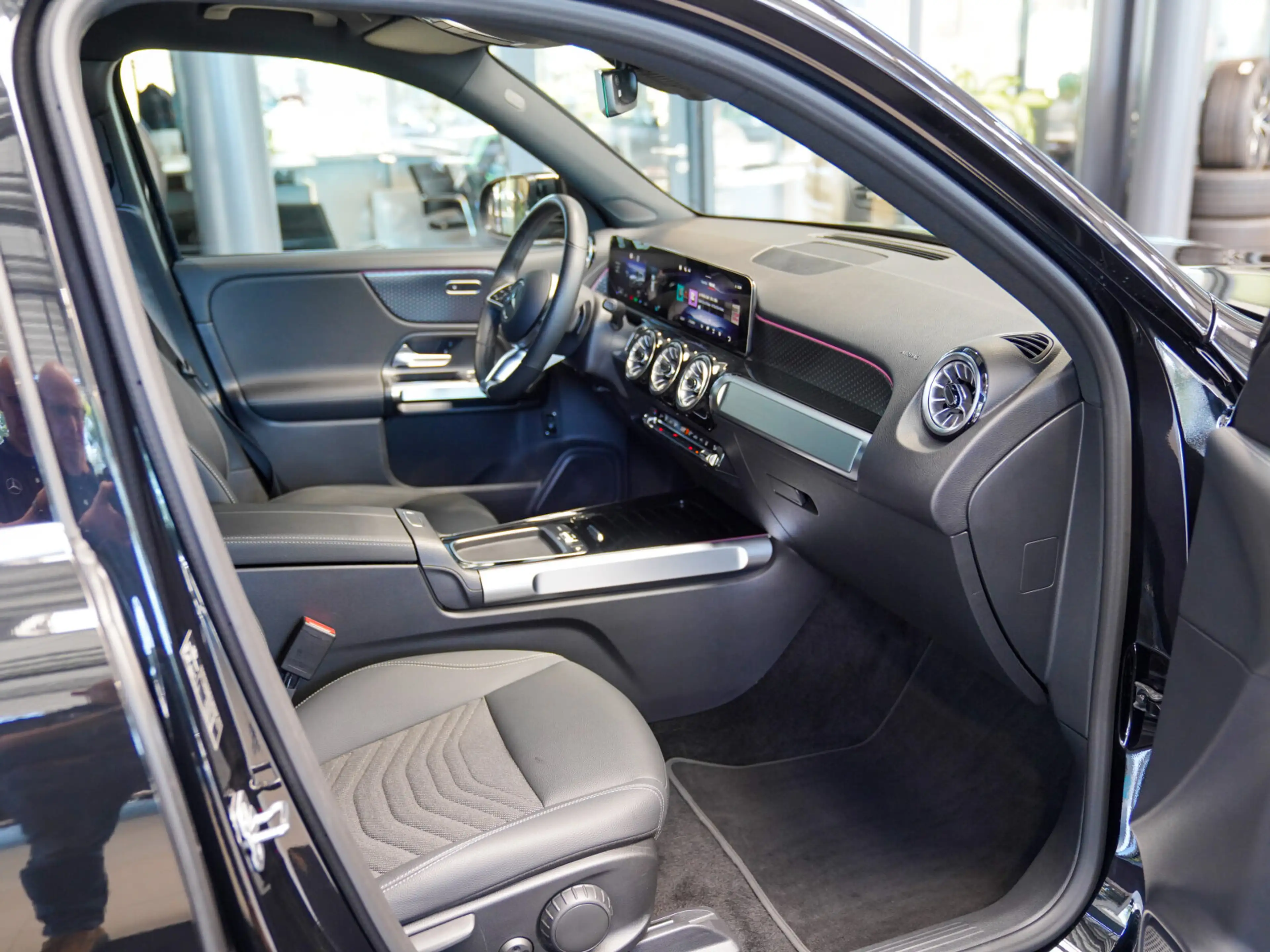 Mercedes-Benz EQB 300 EQB 300 4M Progressive DISTRONIC AHK CarPlay 360 — photo 11
