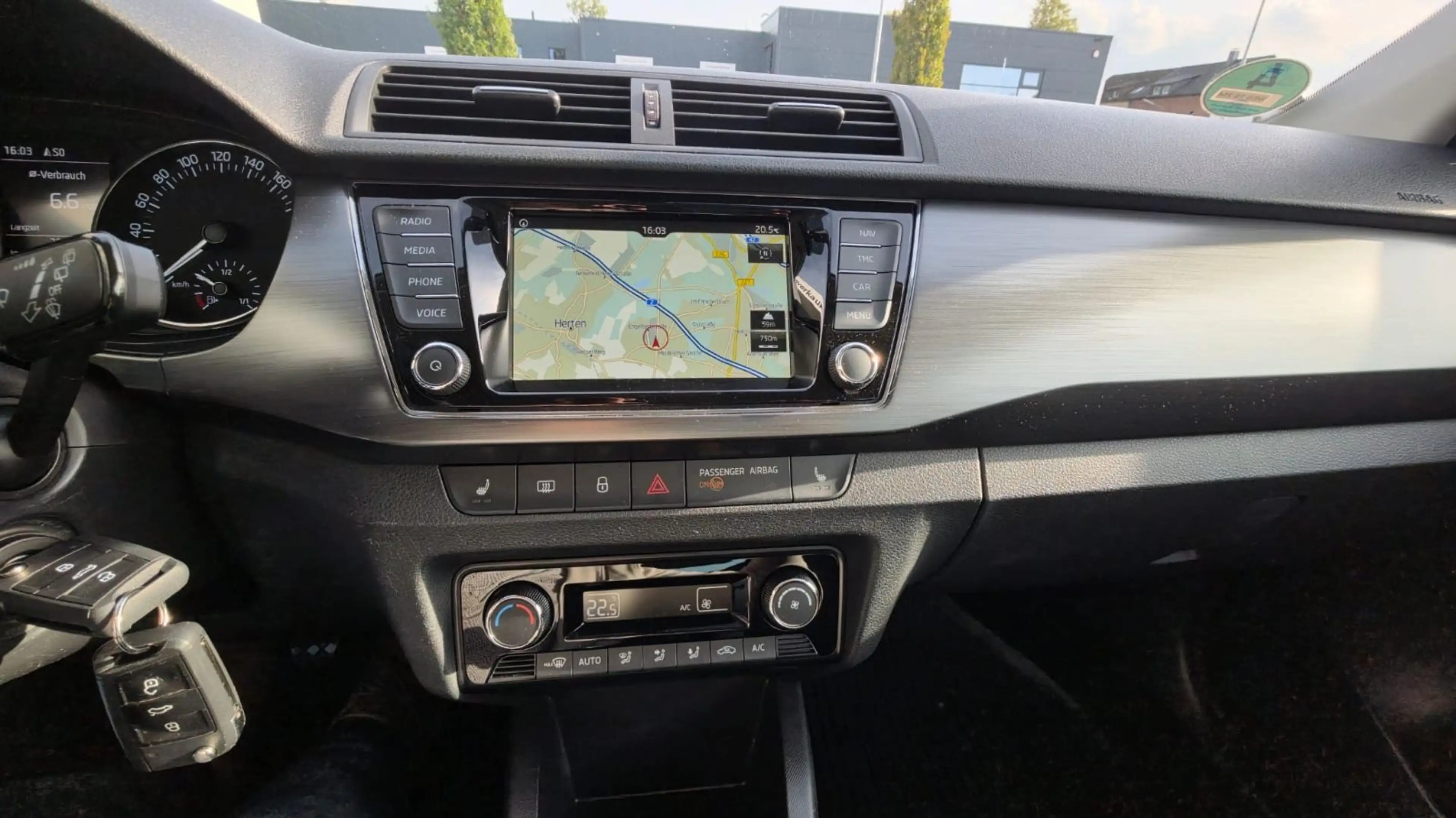 Skoda Fabia Joy * 1 HAND * NAVI * SHZ * TOP * — photo 4
