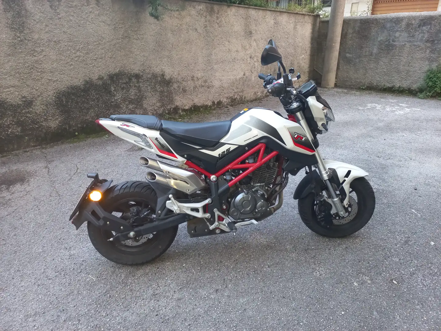 Benelli TNT 125 Tornado Naked Bílá - 1