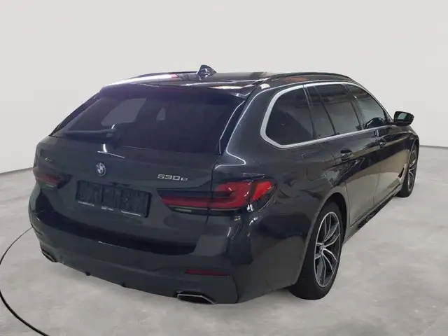 BMW 5 Series view 4